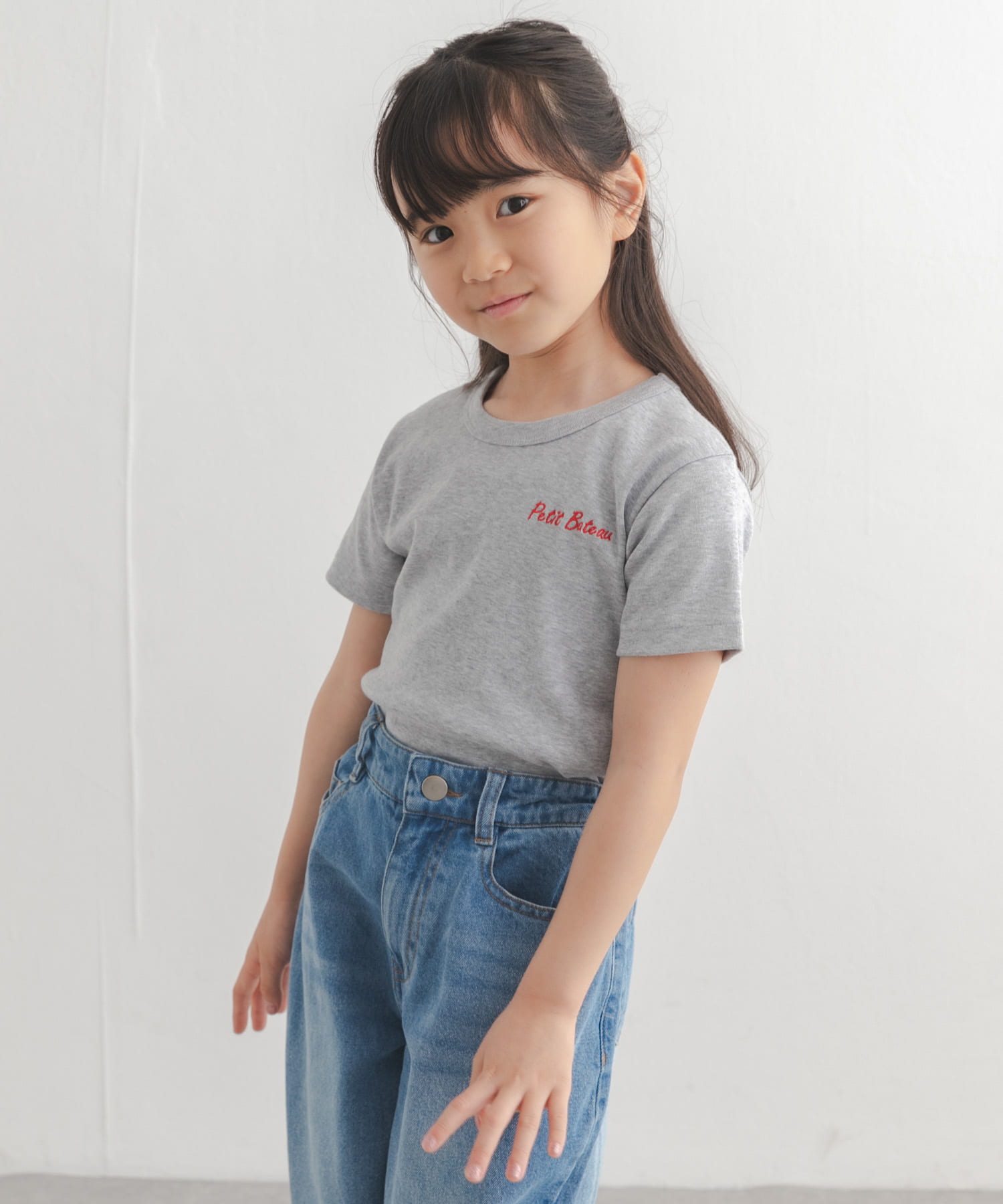 グレー