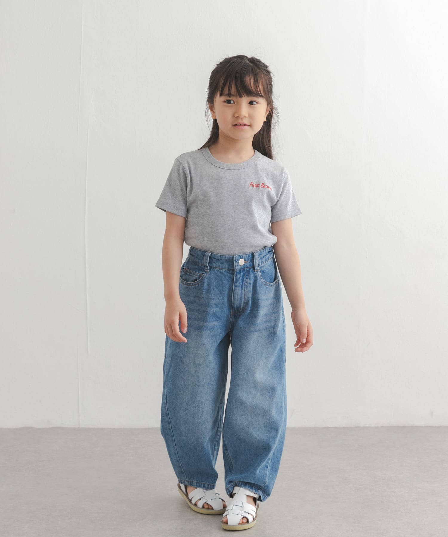 グレー