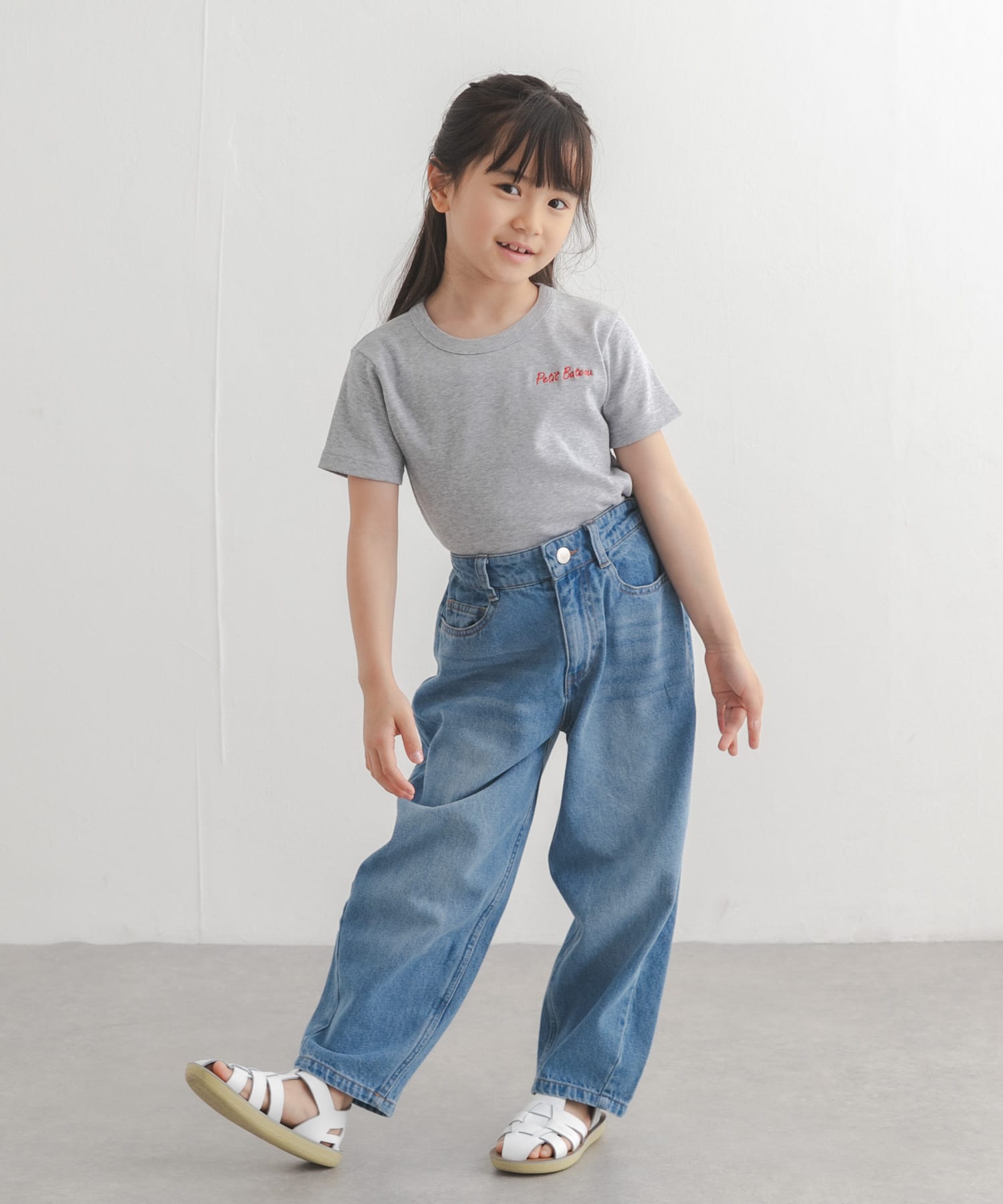 グレー