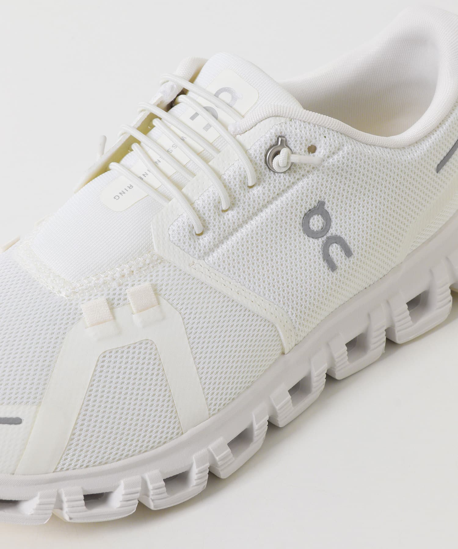 On　CLOUD 6 WHITE 23.5