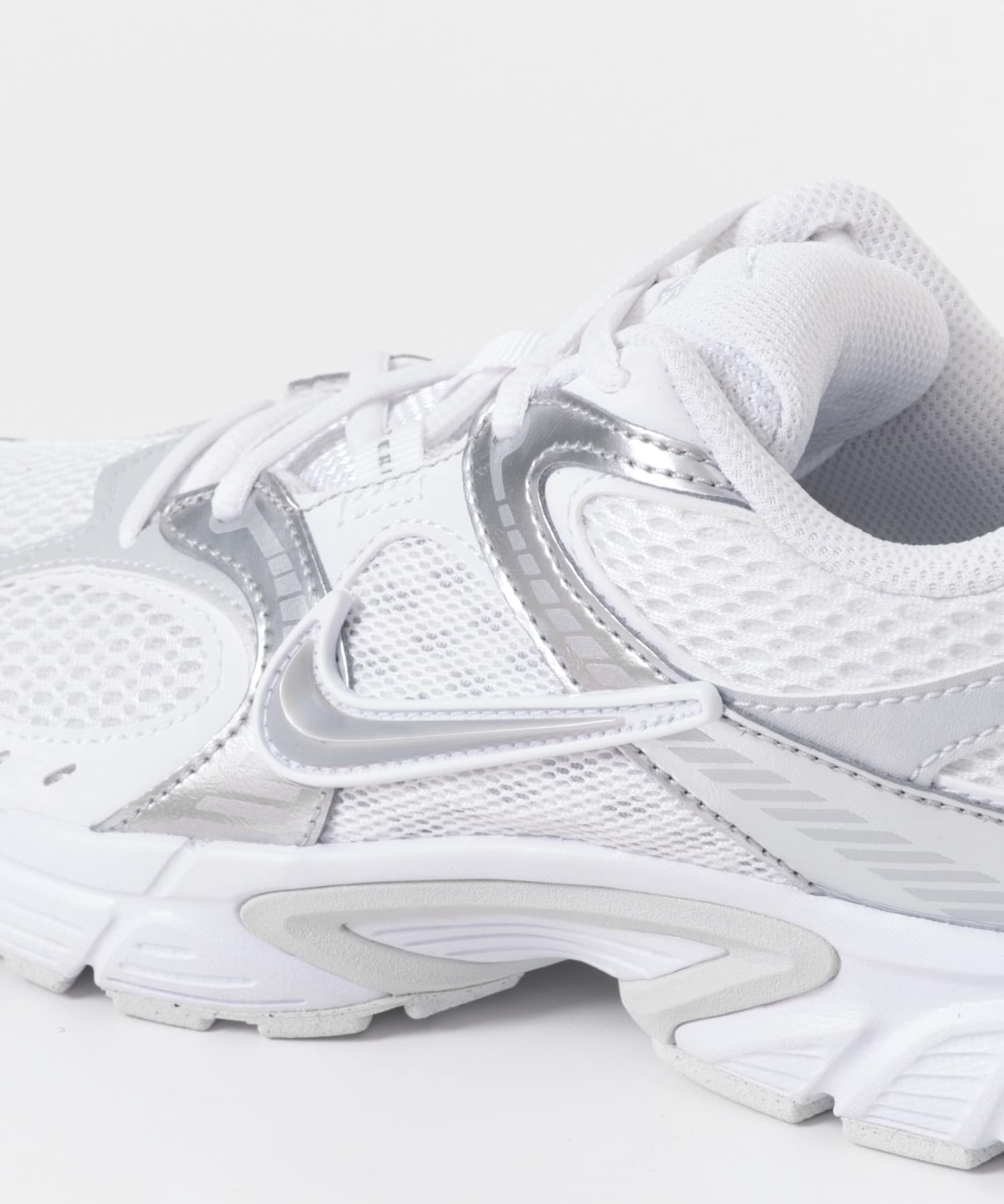 NIKE　ウィメンズ V5 RNR WHITE 23.5