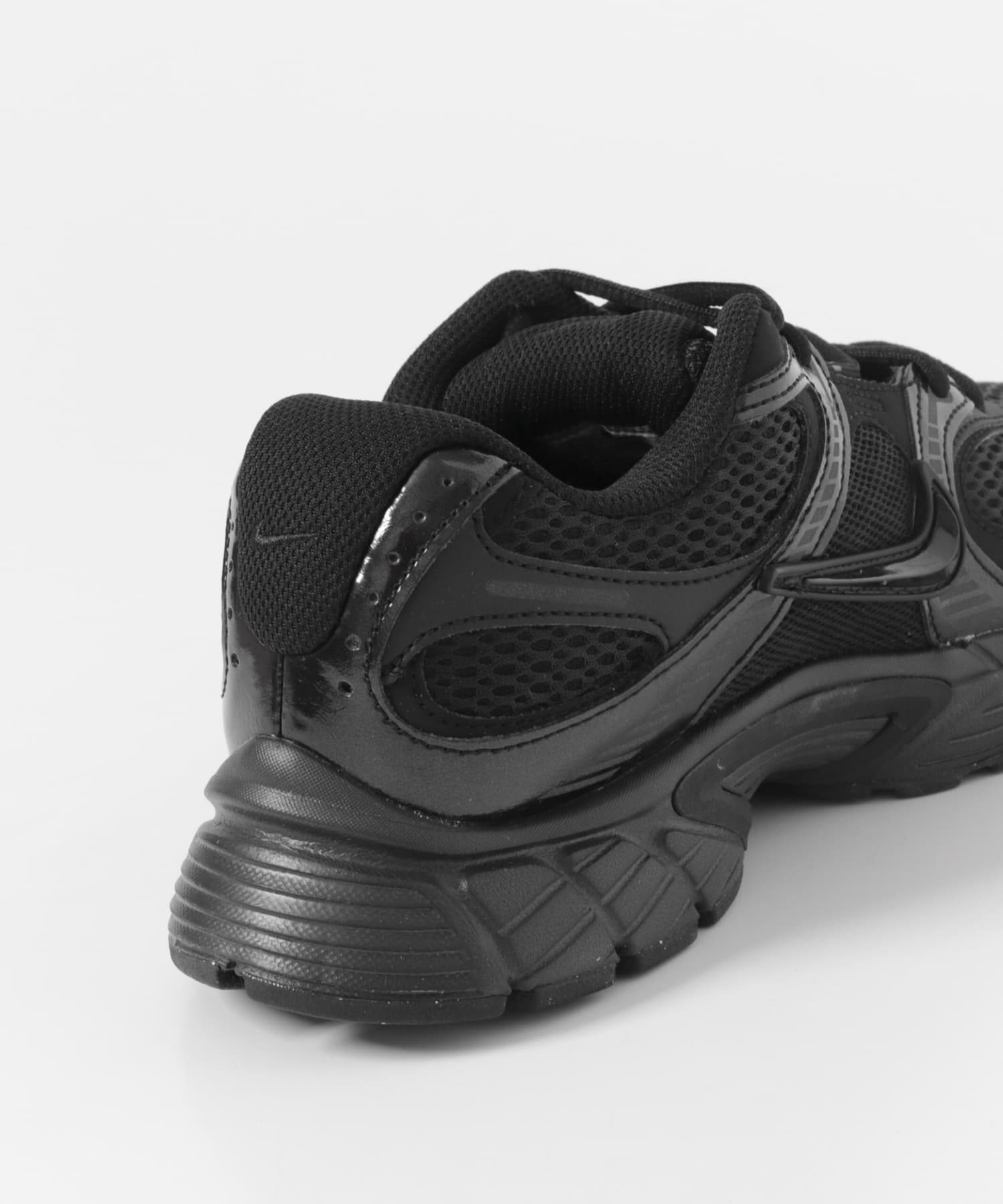 NIKE　ウィメンズ V5 RNR BLACK 23.5