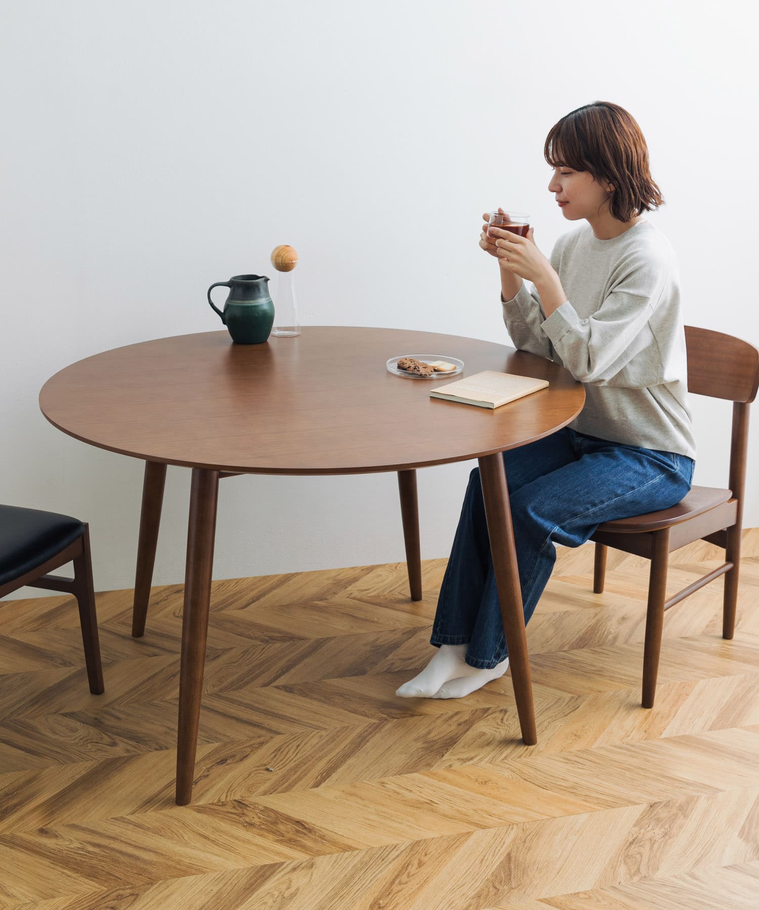 カリモク60 ラウンドテーブル1100(- ウォールナット): 家具｜URBAN