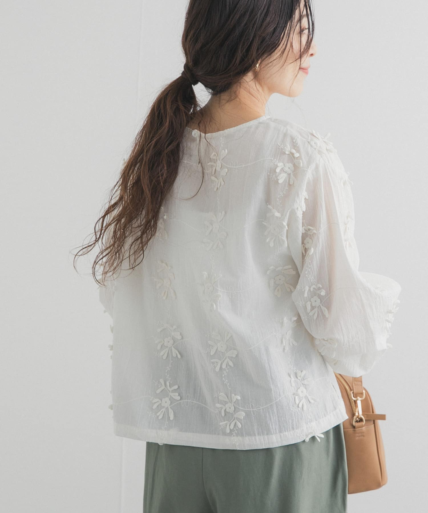 立体刺繍ブラウス