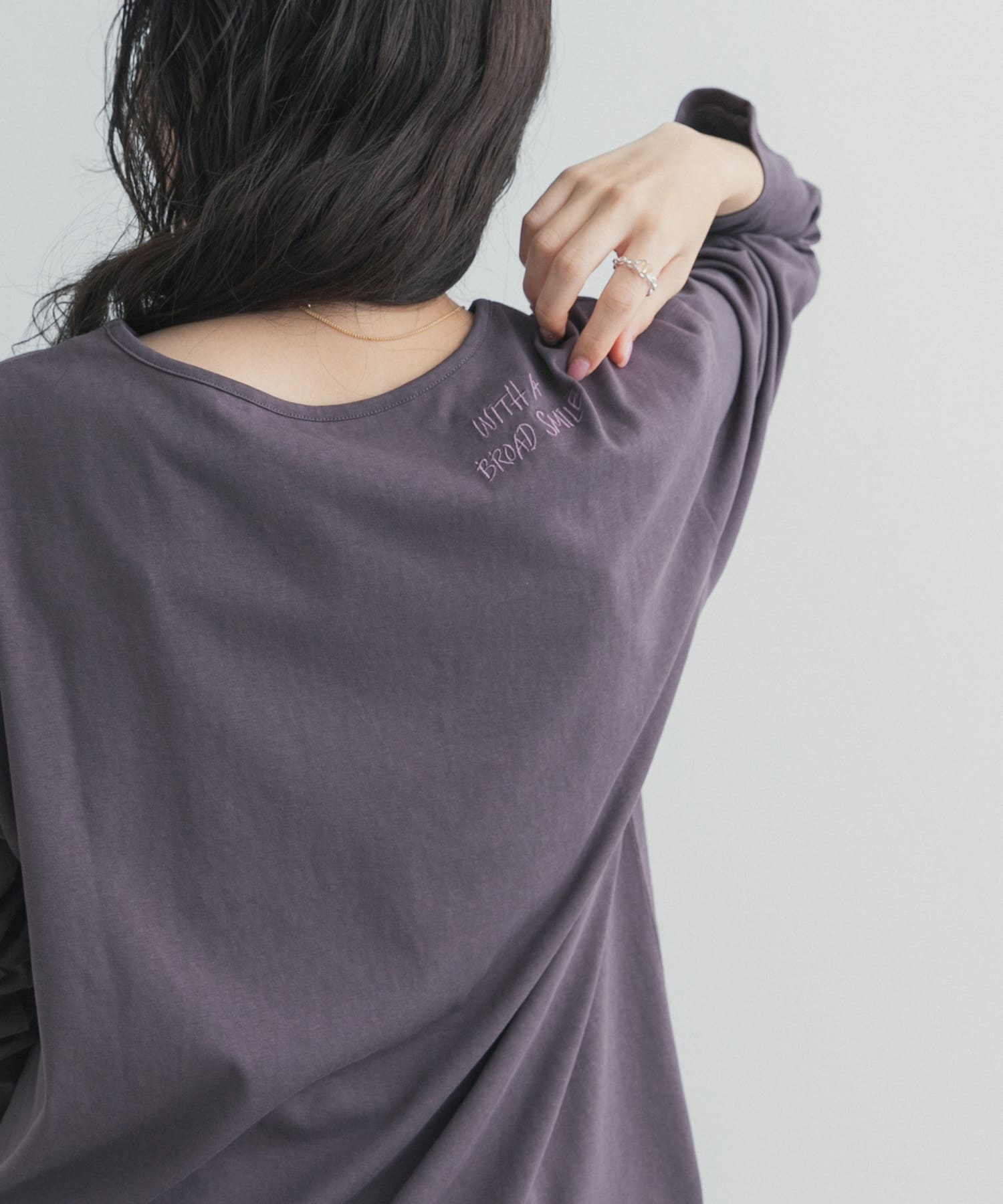 バック刺繍ロングスリーブTシャツ