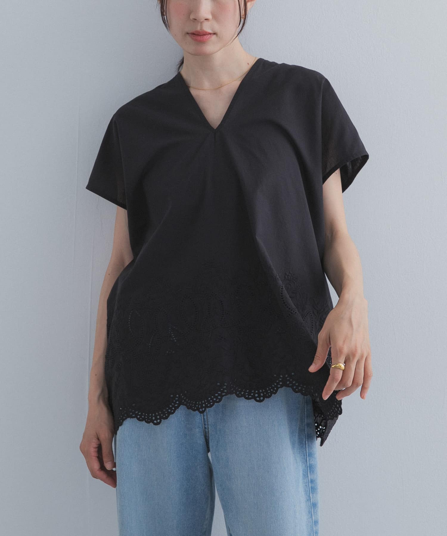 裾刺繍Vネックブラウス