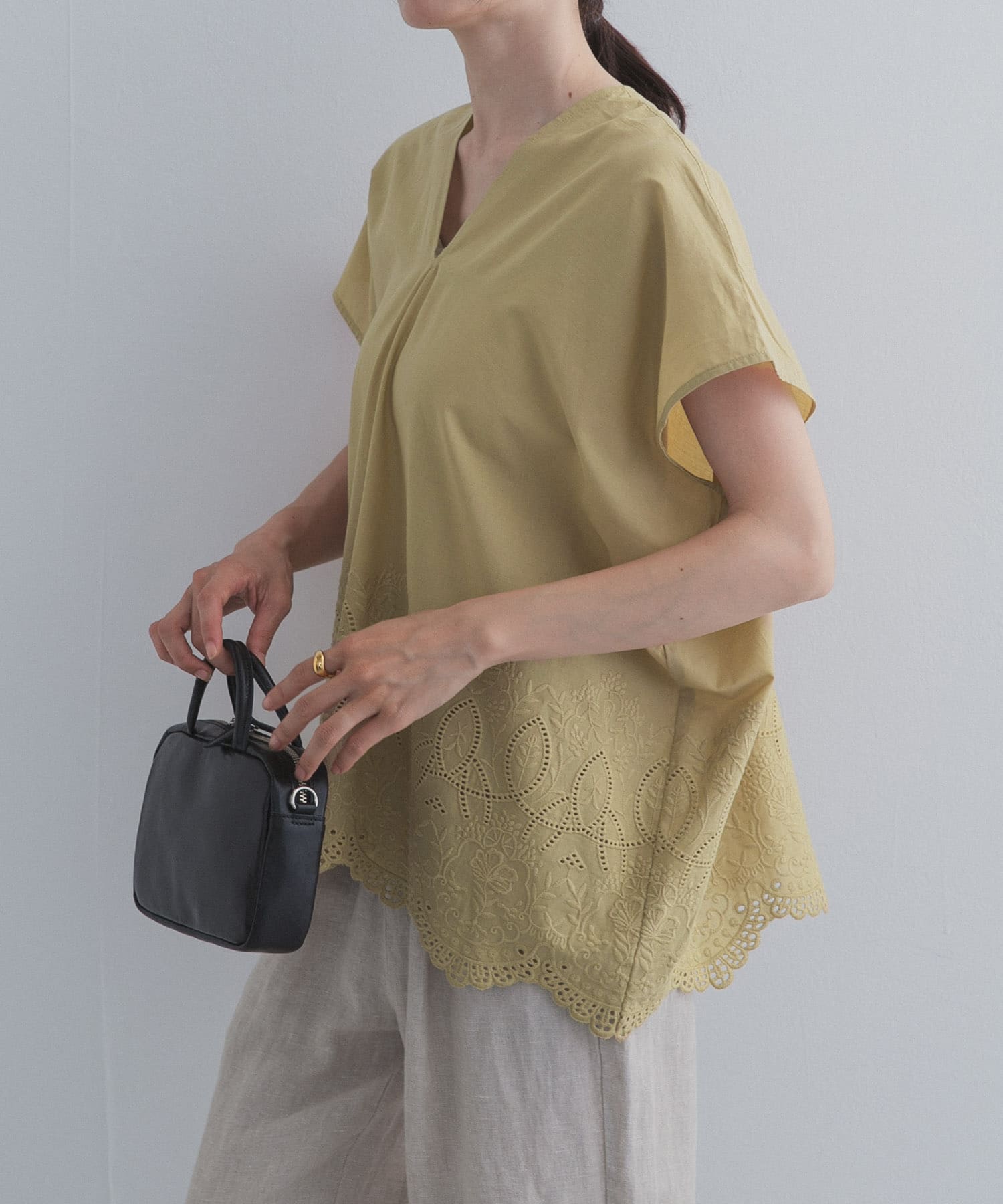 裾刺繍Vネックブラウス