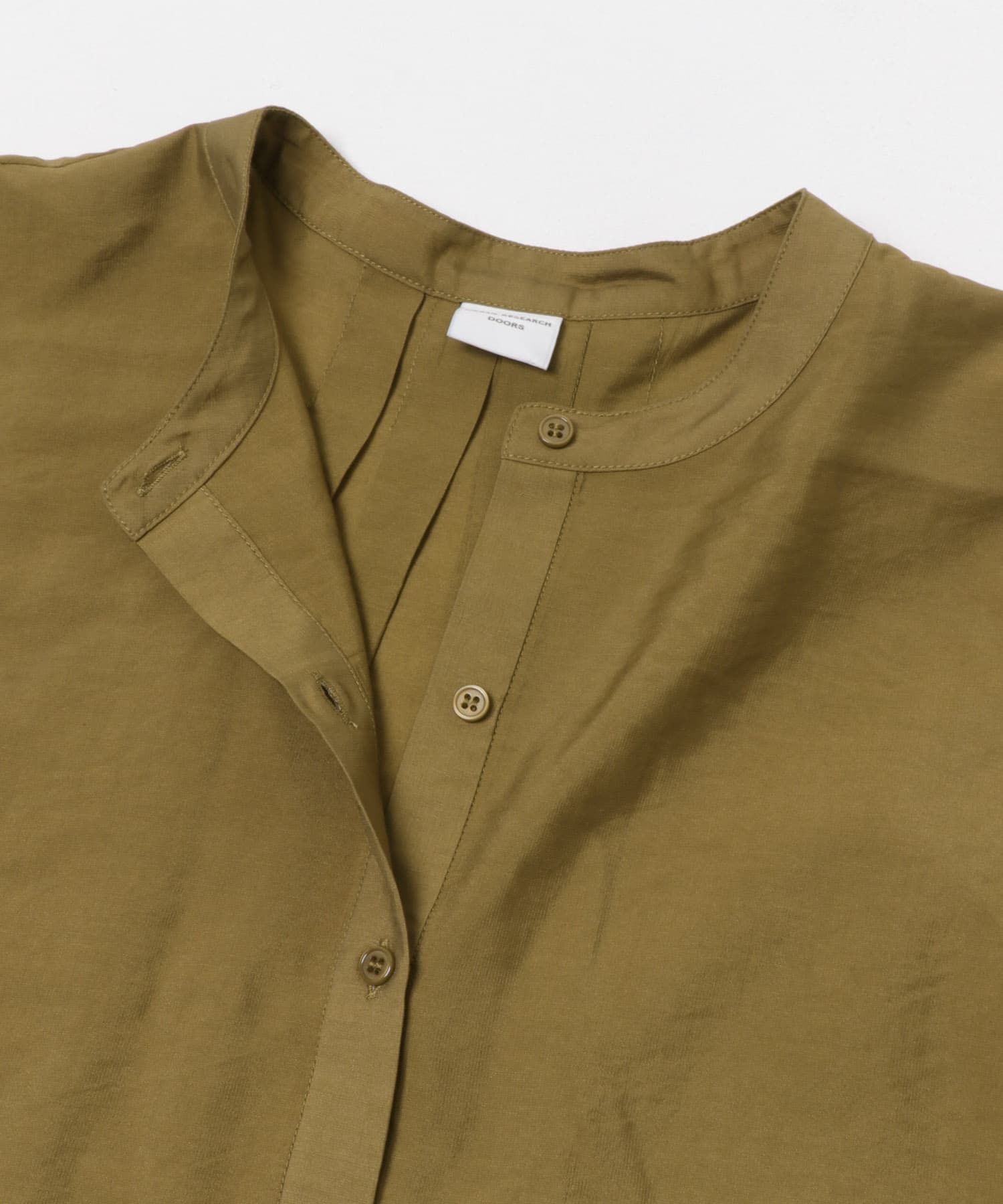 『一部WEB限定カラー』ショルダータックバンドカラーシャツ KHK BEIGE Free