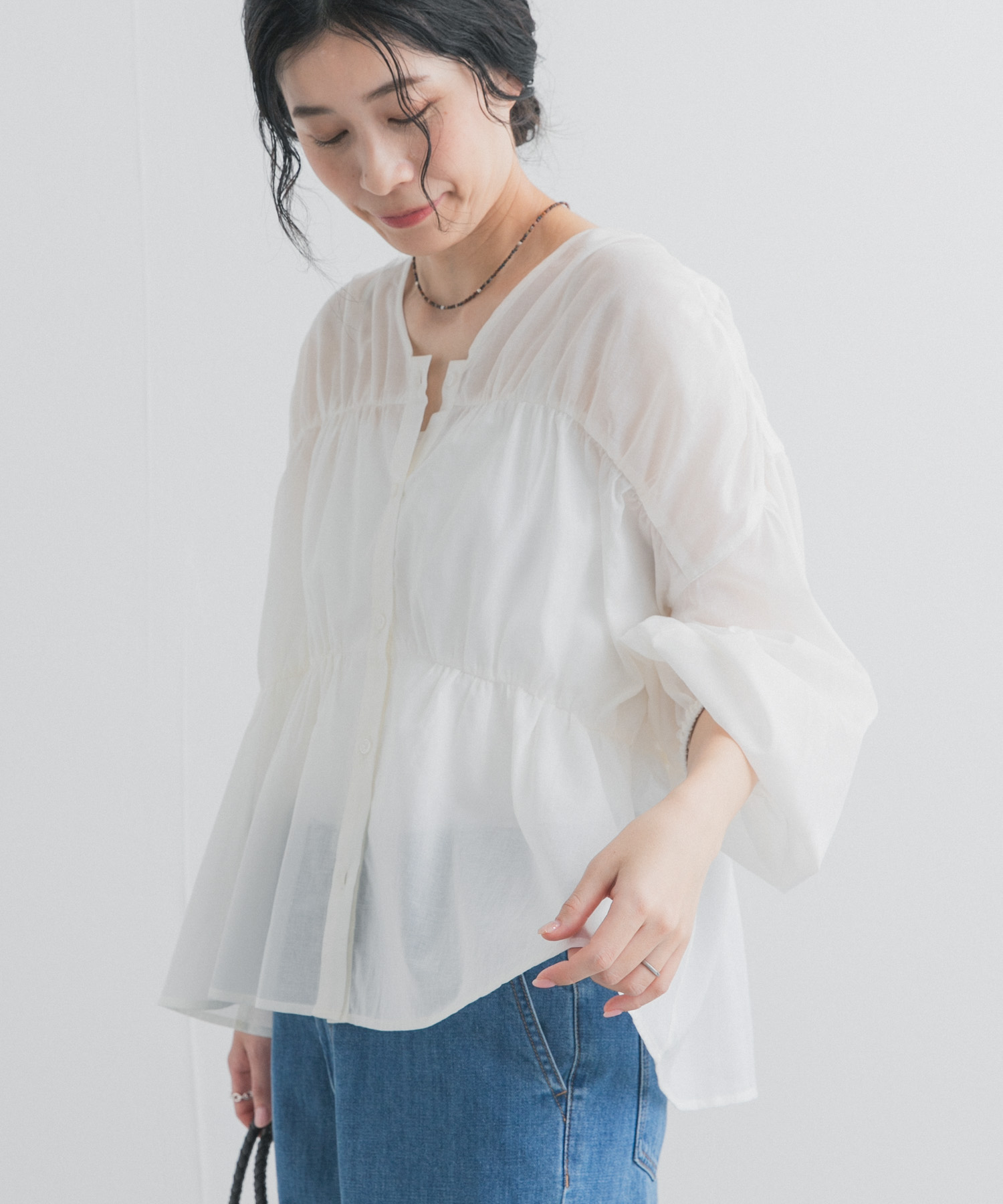 『UR TECH』コットンギャザーVネックブラウス