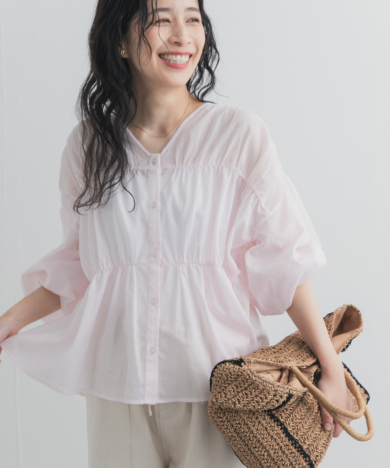 『UR TECH』コットンギャザーVネックブラウス