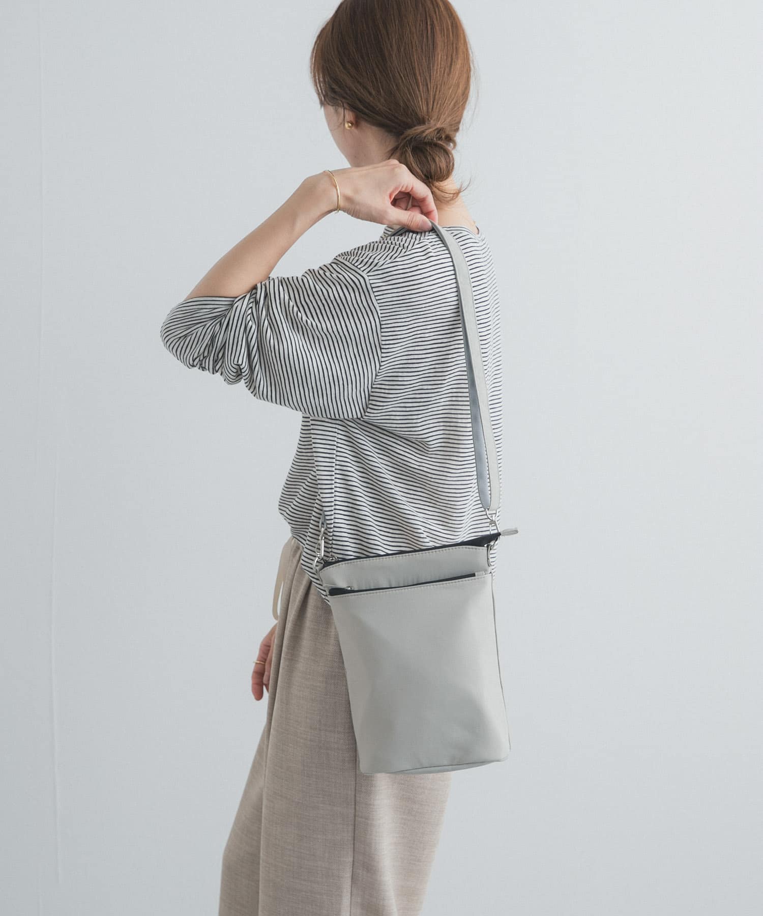 撥水ショルダーバッグ