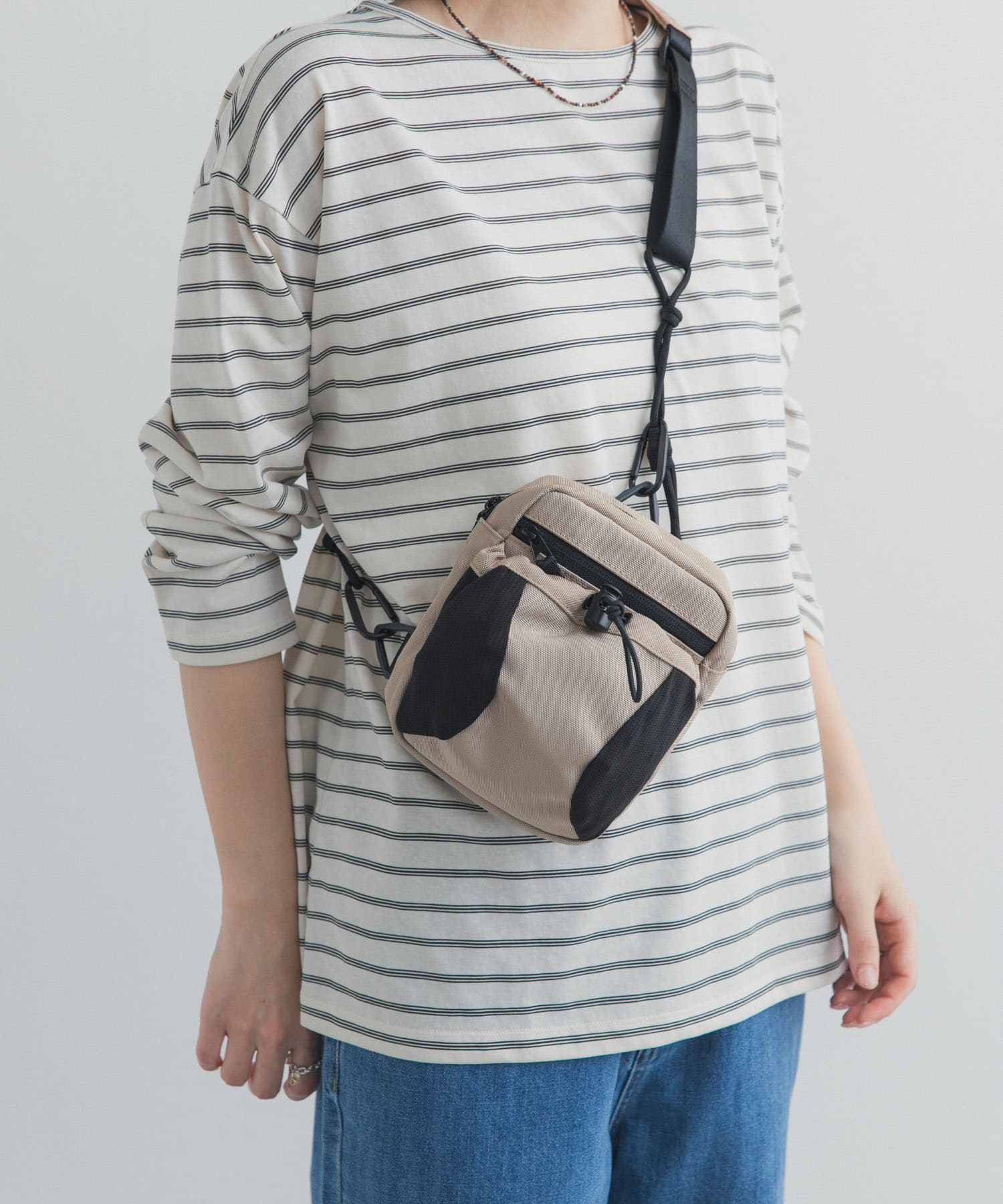 コンパクトマルチポケットショルダーバッグ