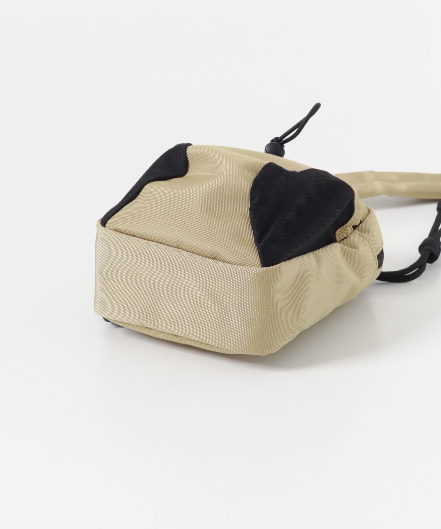 コンパクトマルチポケットショルダーバッグ(One BEIGE): バッグ｜URBAN