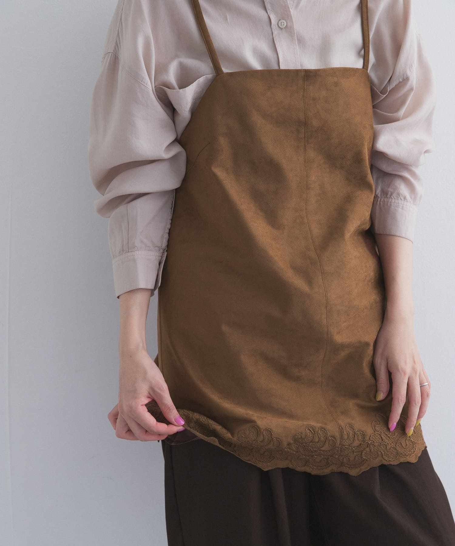 ヘム刺繍スエードライクキャミソール(Free CAMEL): トップス｜URBAN