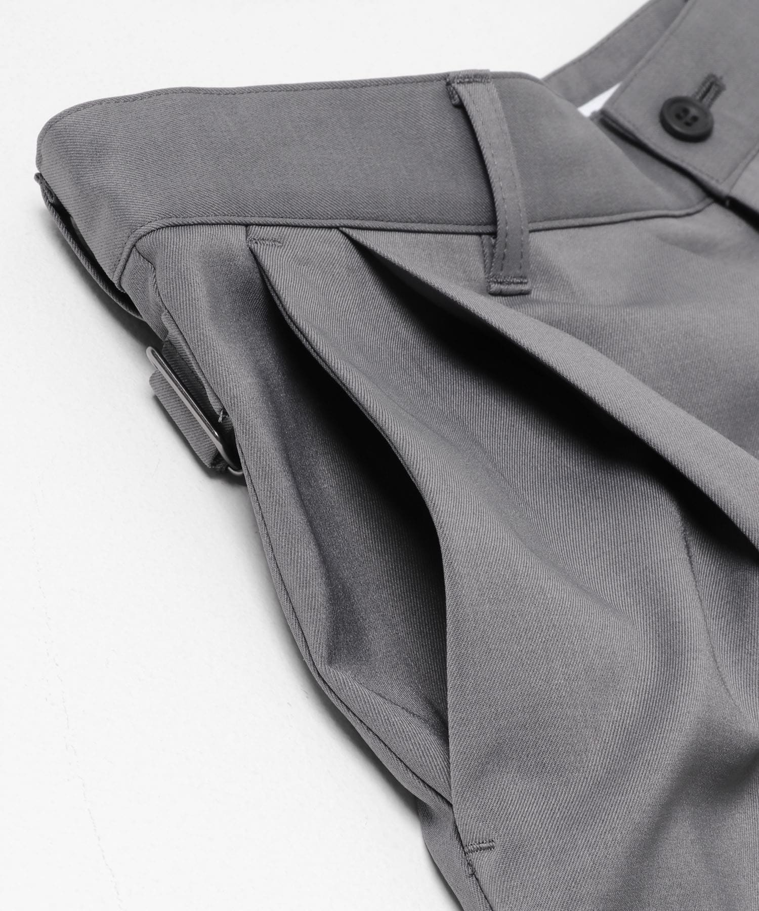 White Mountaineering　8 TUCK WIDE SHORT PANTS CHARCOAL 2