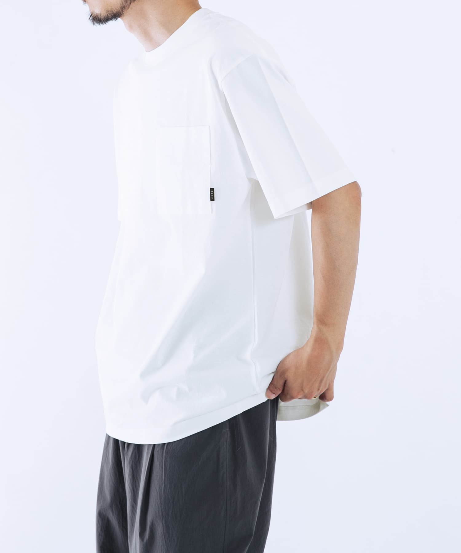 新品未使用　ee イー　PACK TEE イージーケア』ベーシックポケットTシャツ(M チャコール): トップス