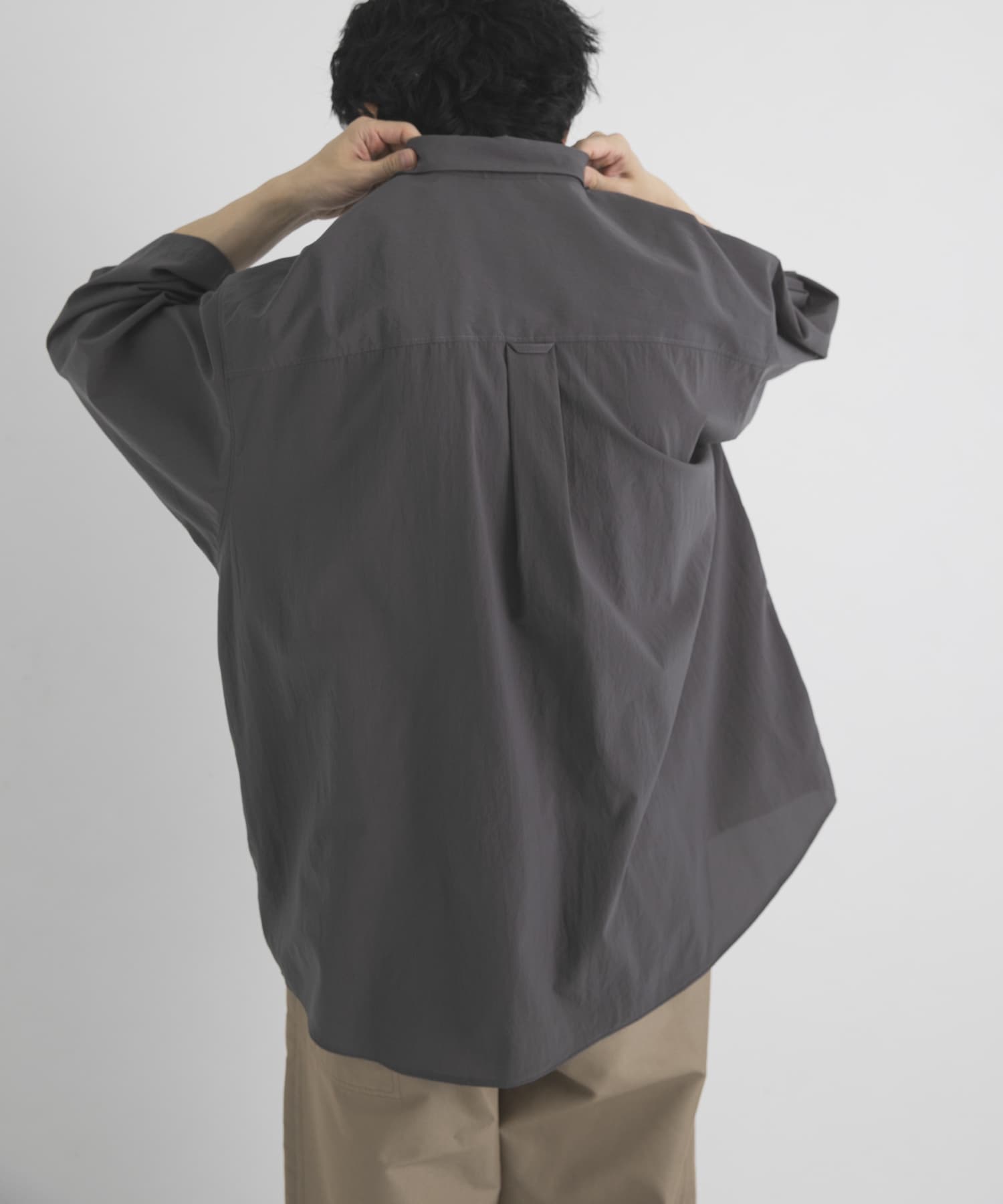 グレー