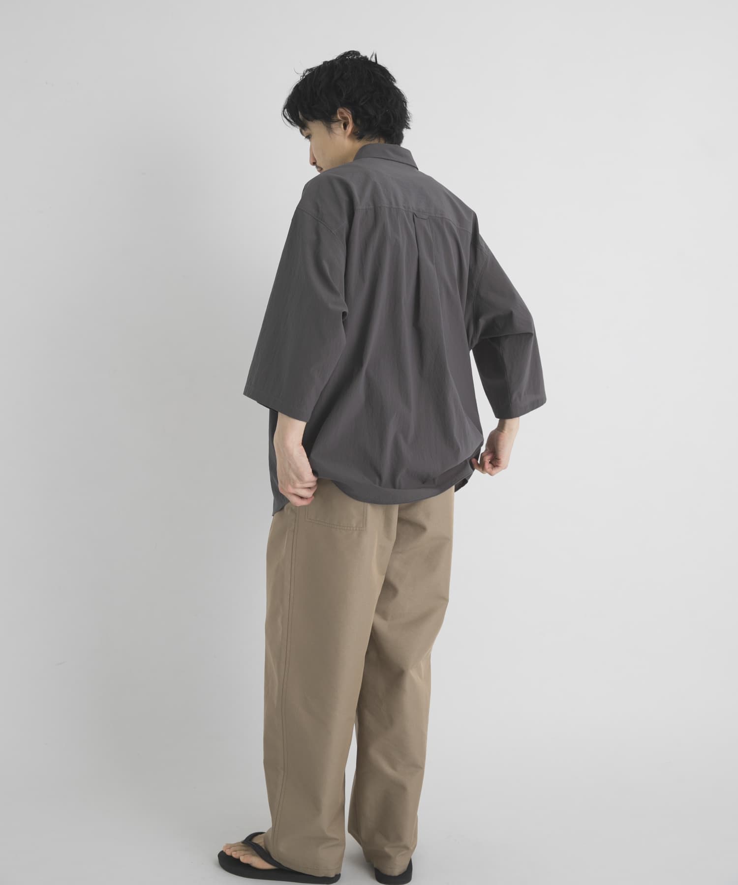 グレー