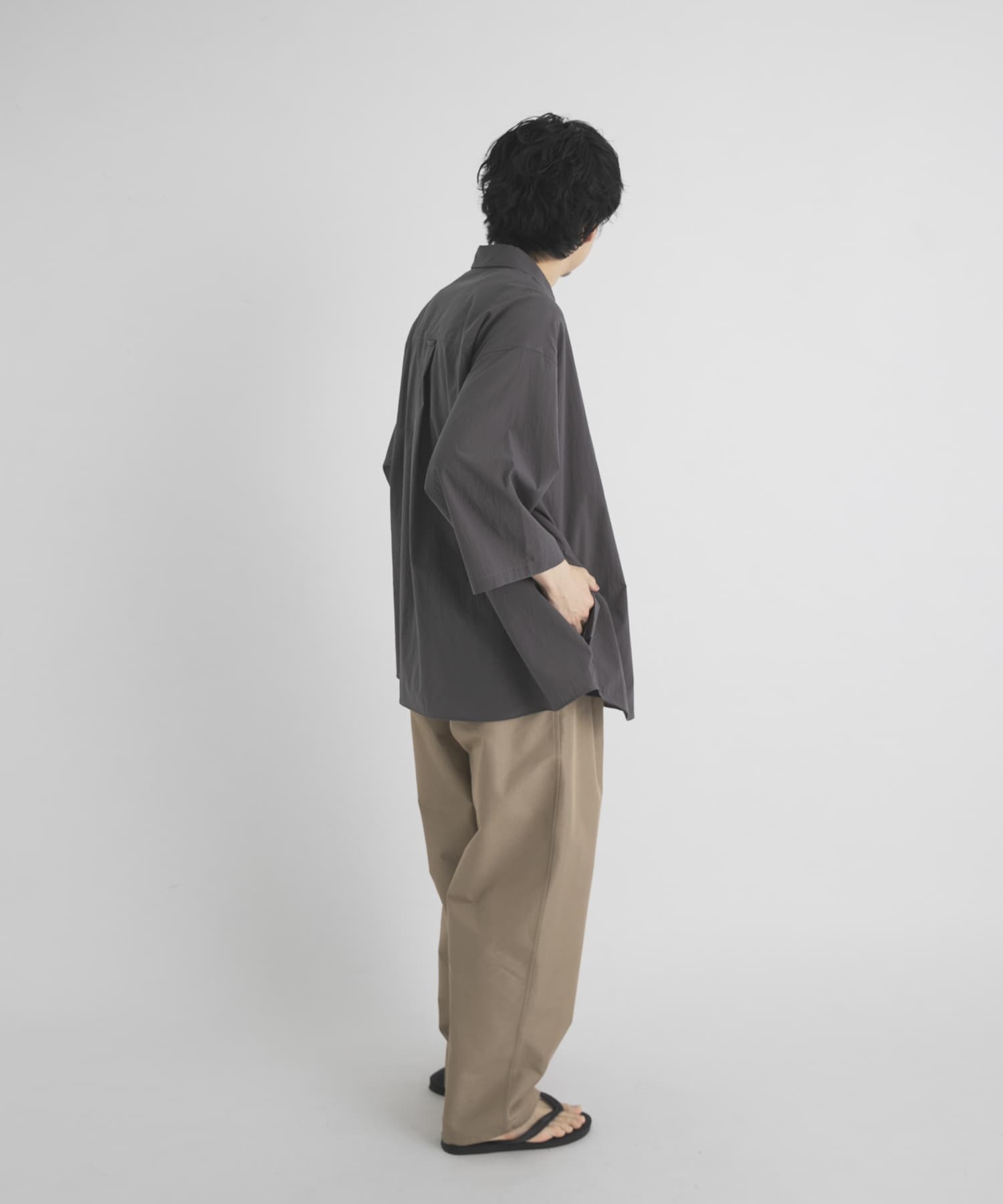 グレー