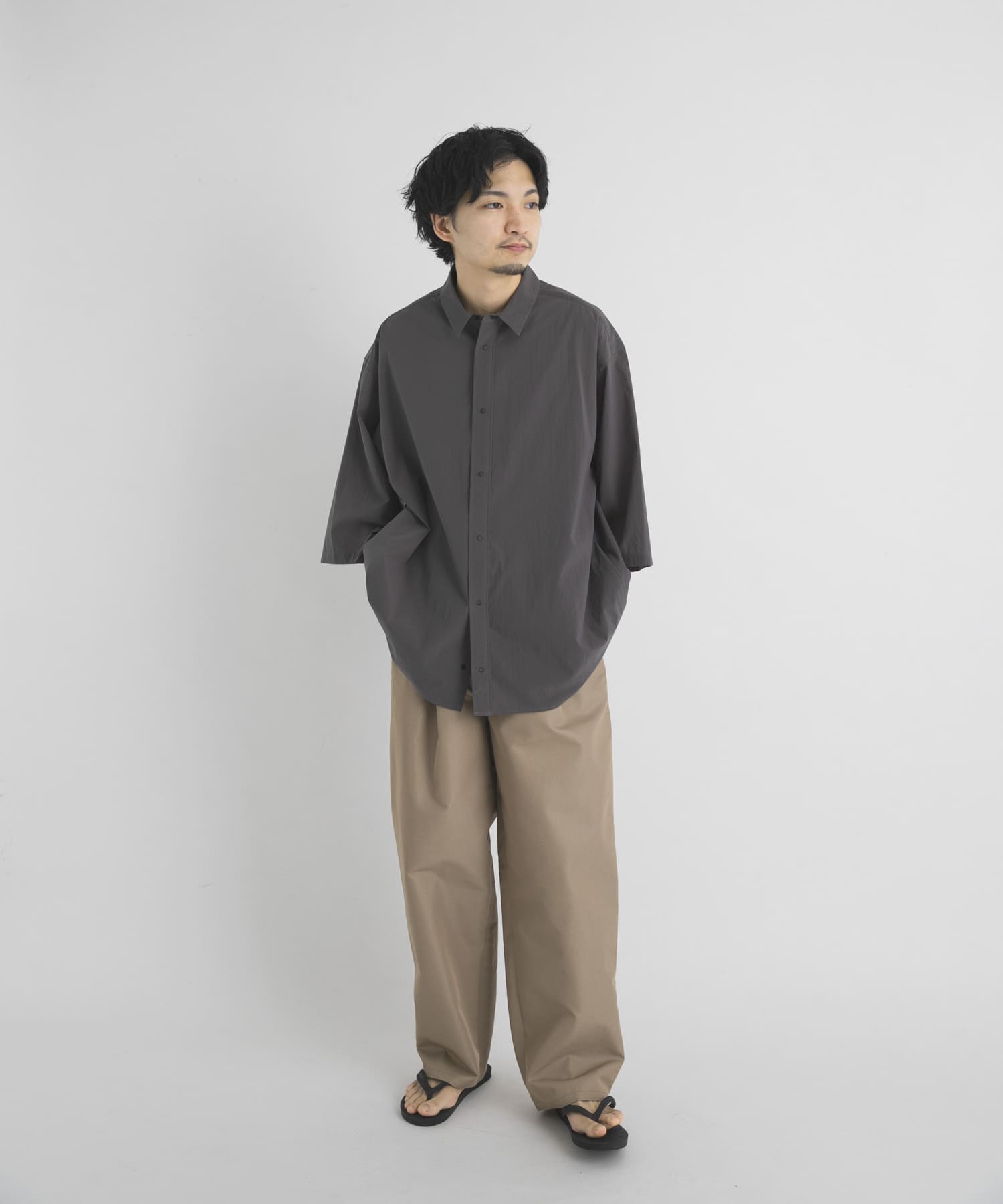 グレー