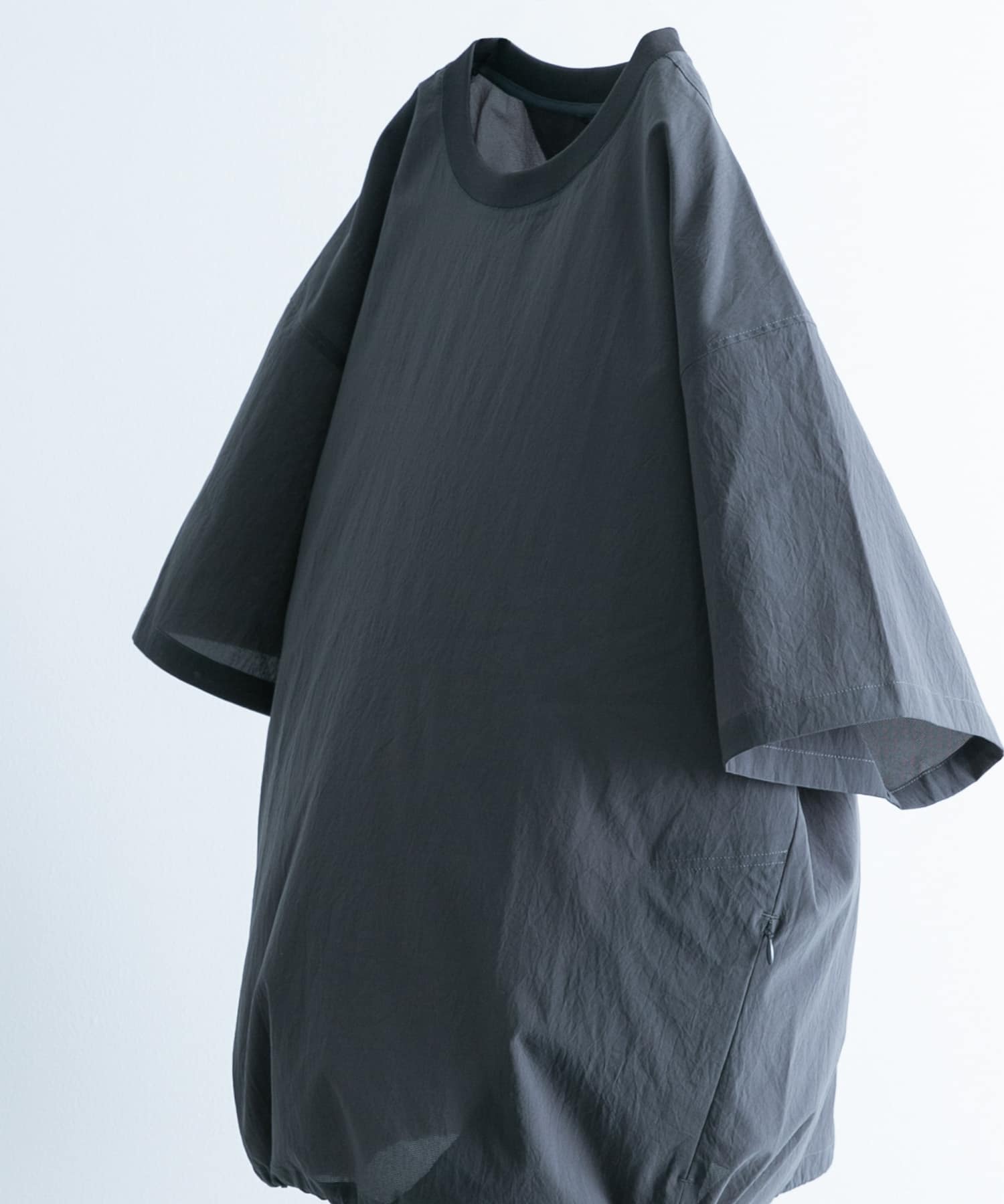 グレー