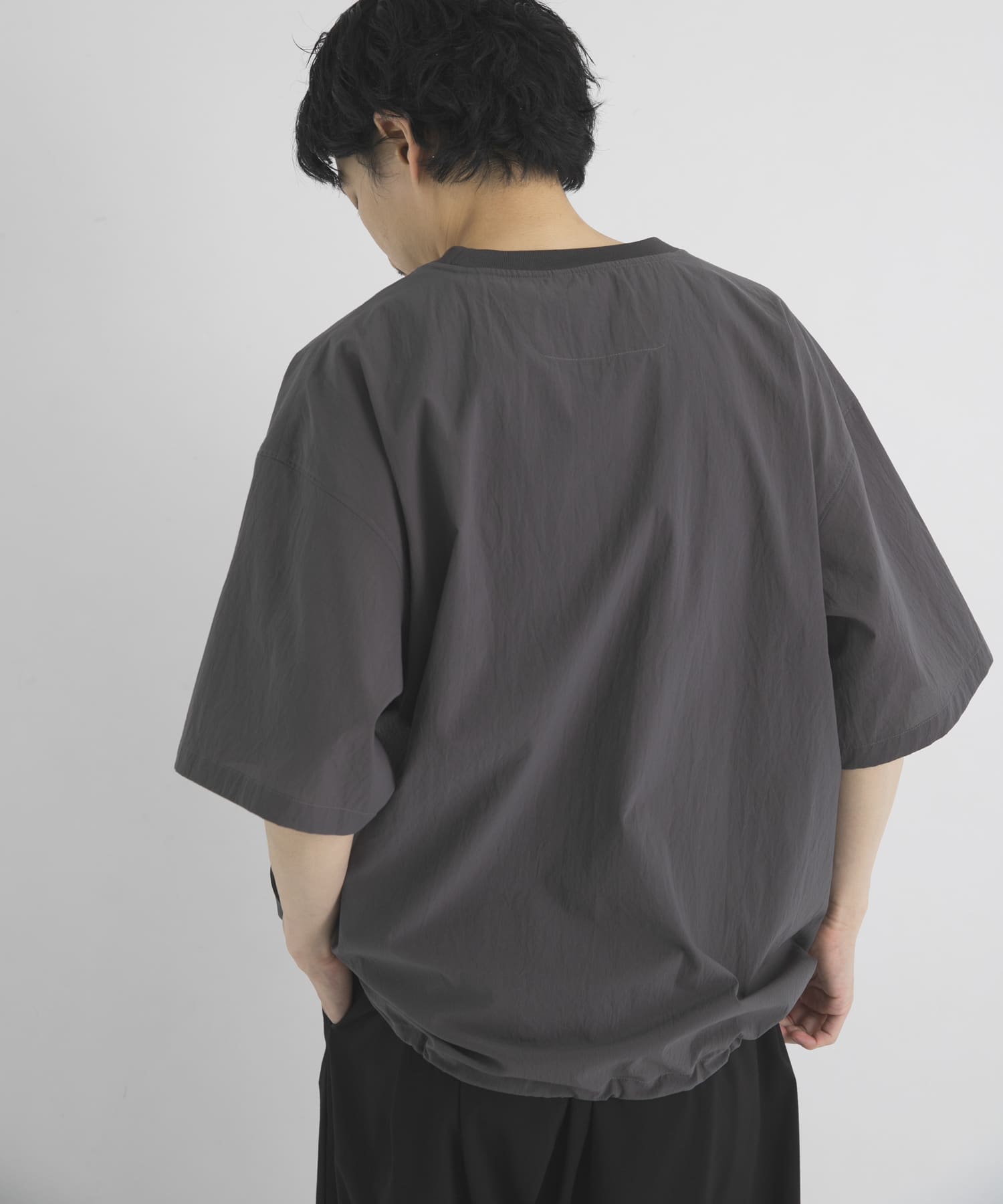 グレー
