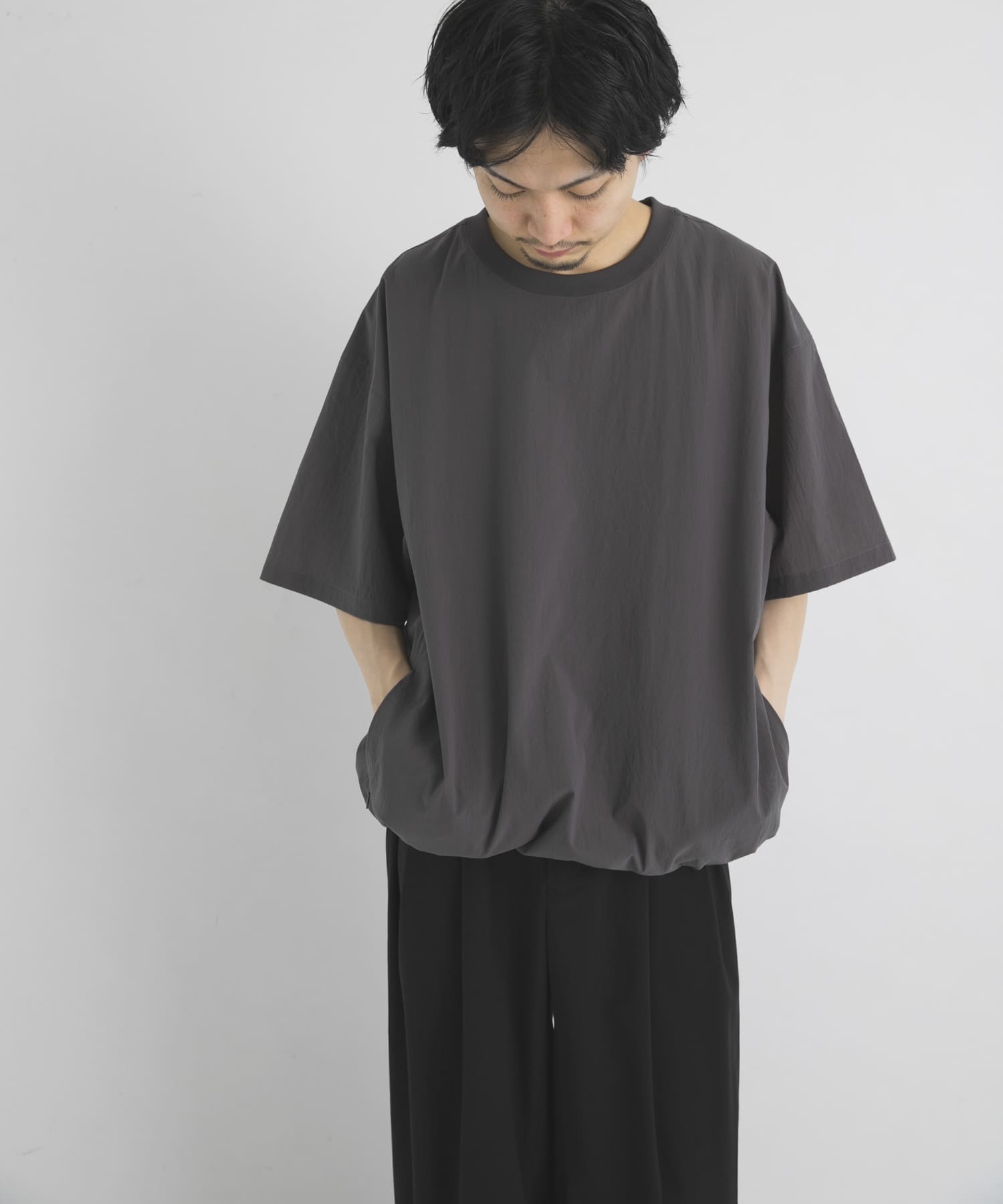 グレー