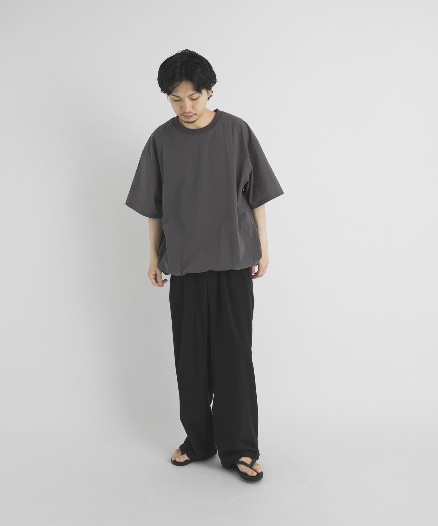 グレー