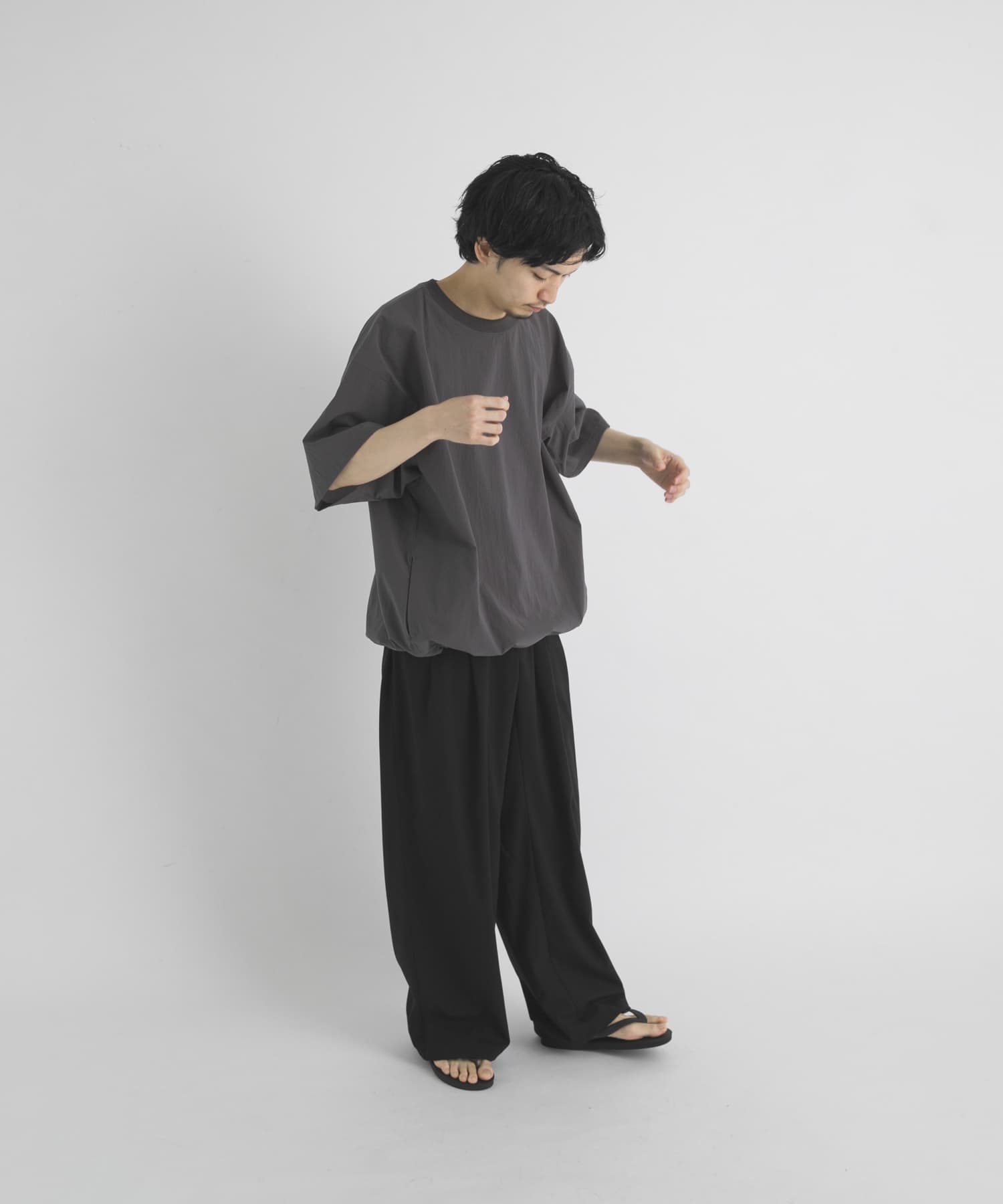 グレー
