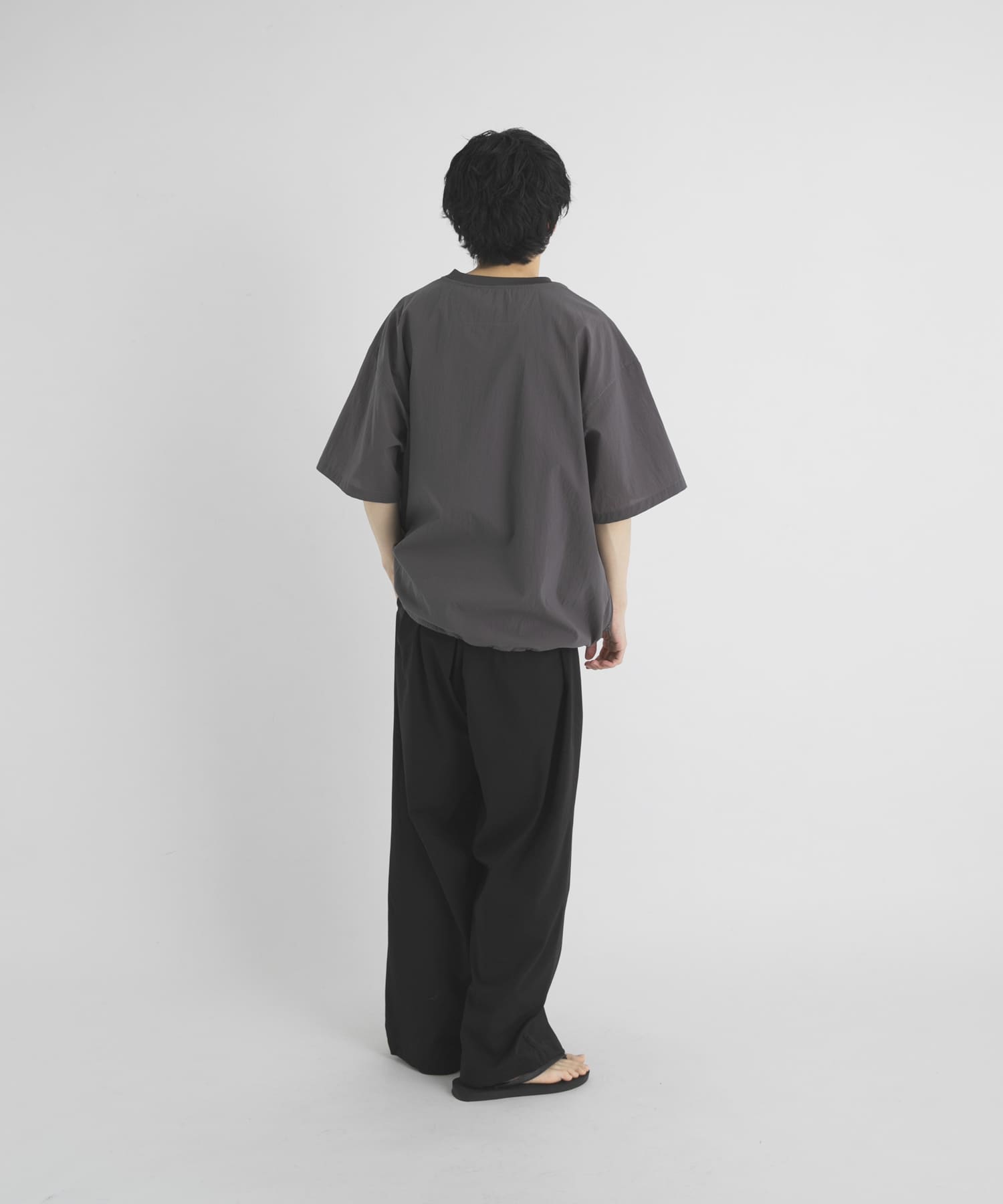 グレー