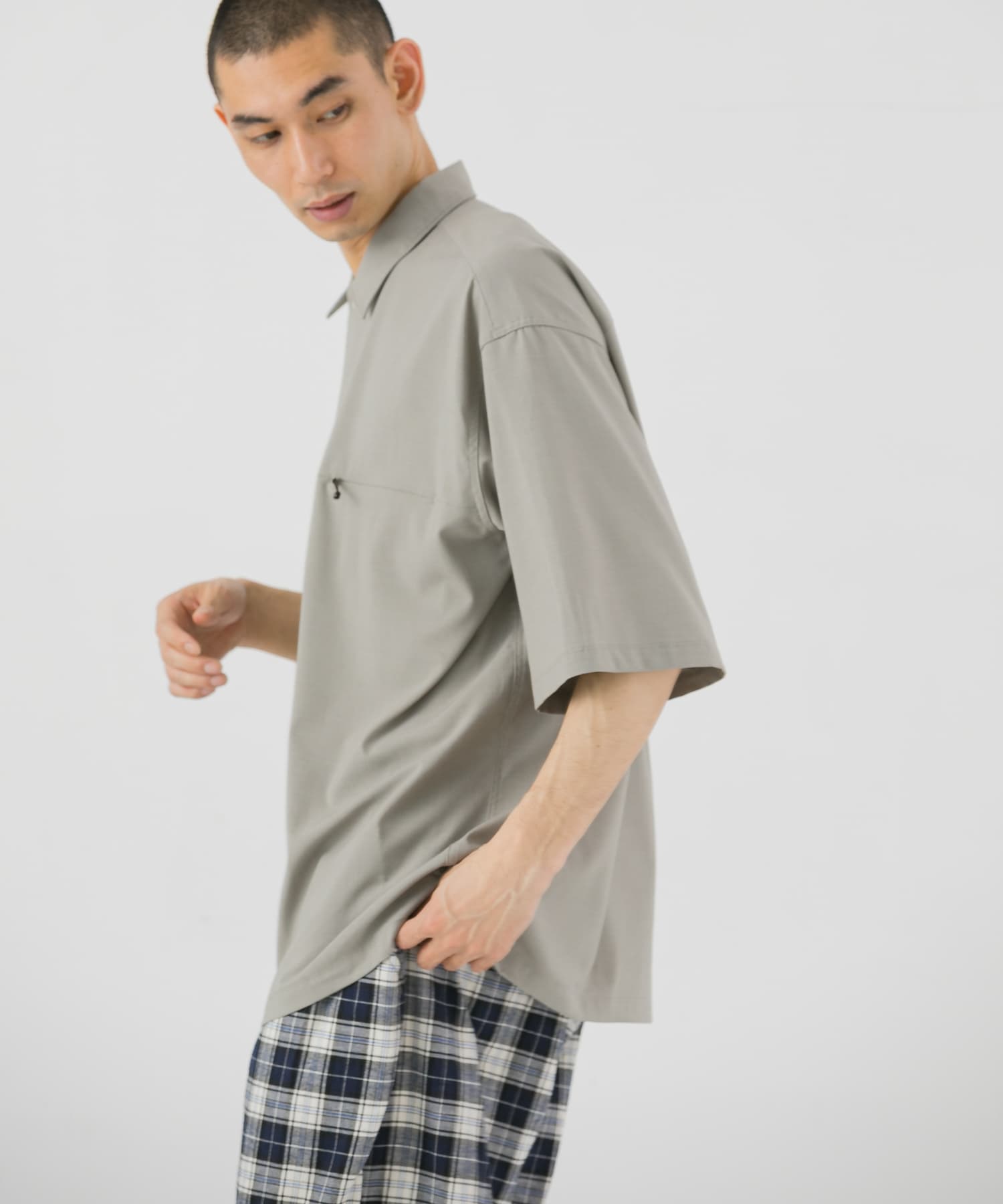 ライトグレー