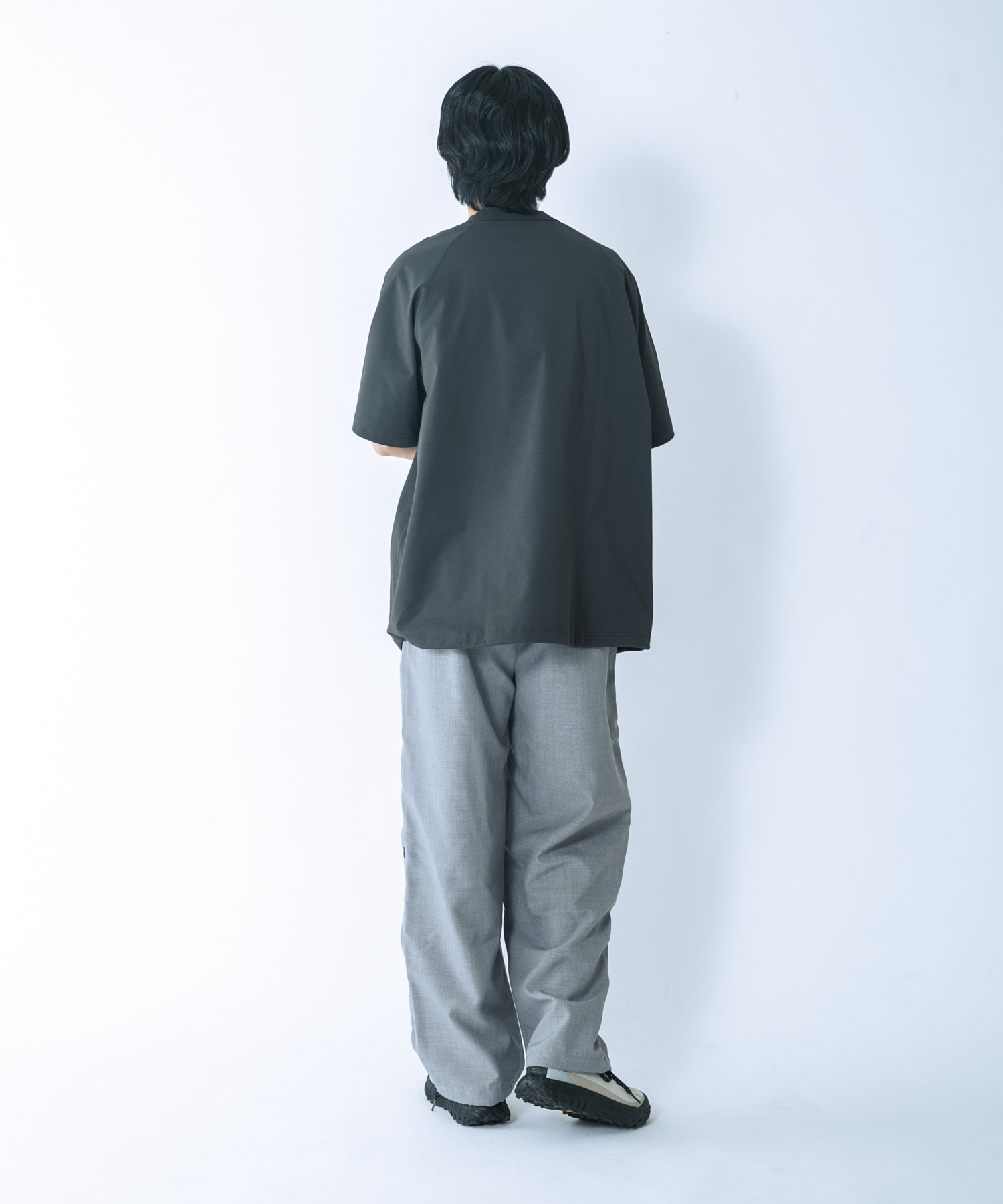 グレー