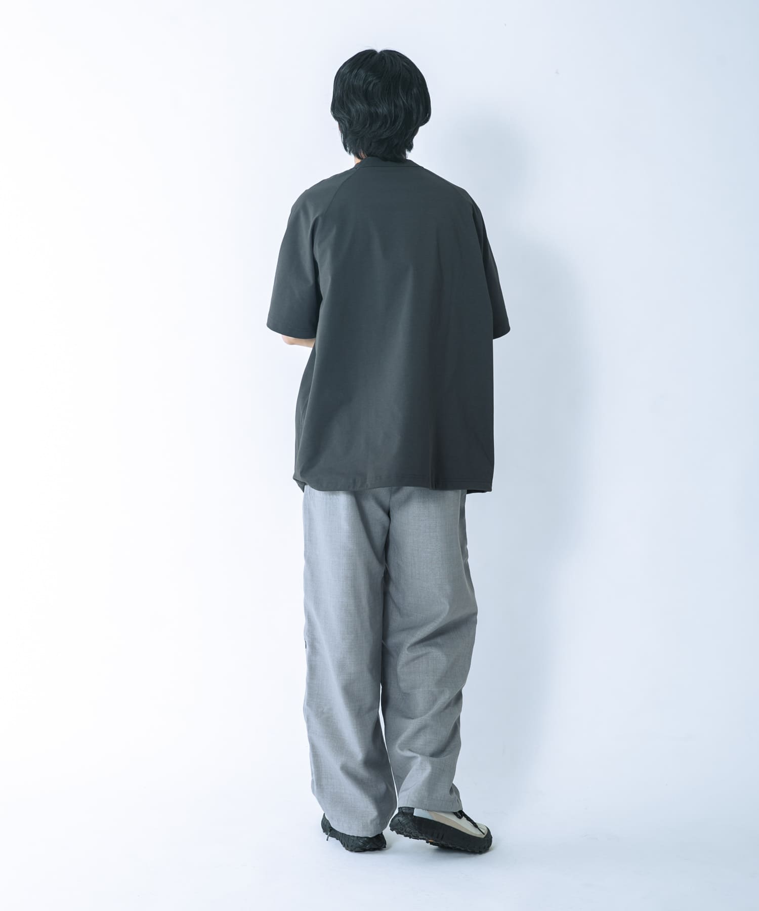グレー