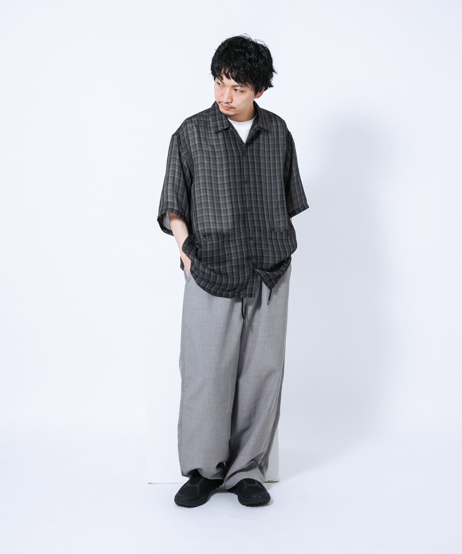 グレー
