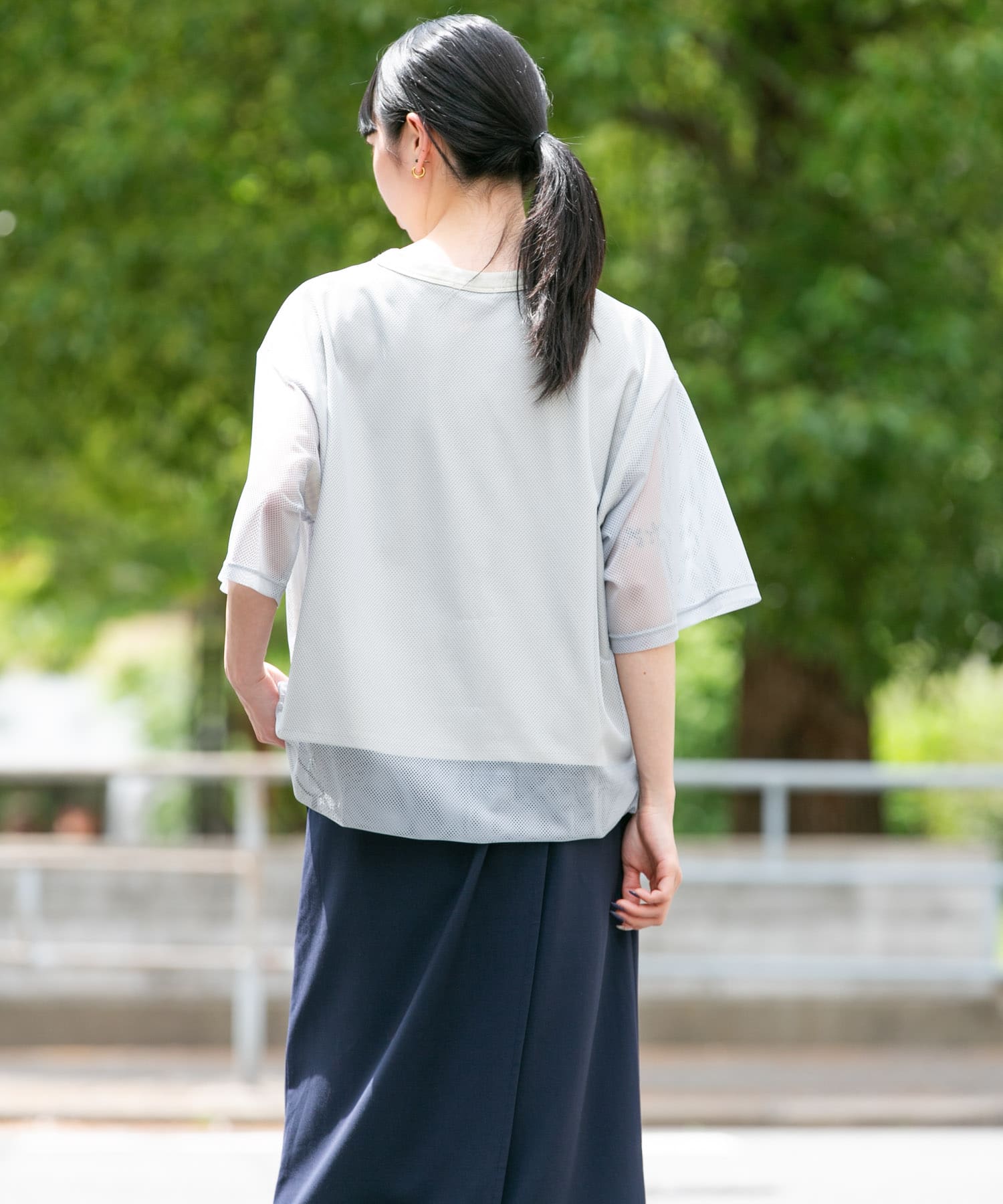グレー