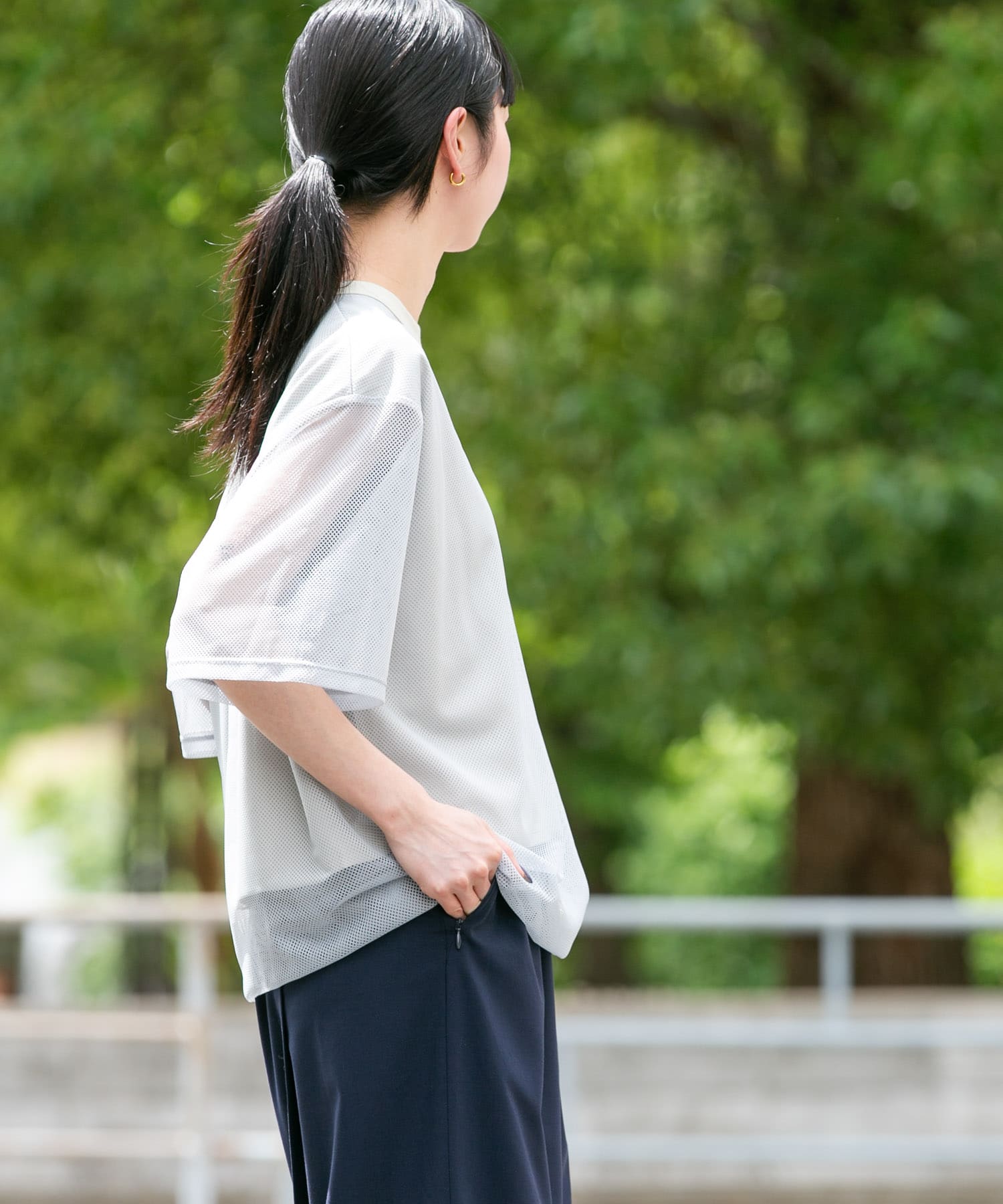 グレー