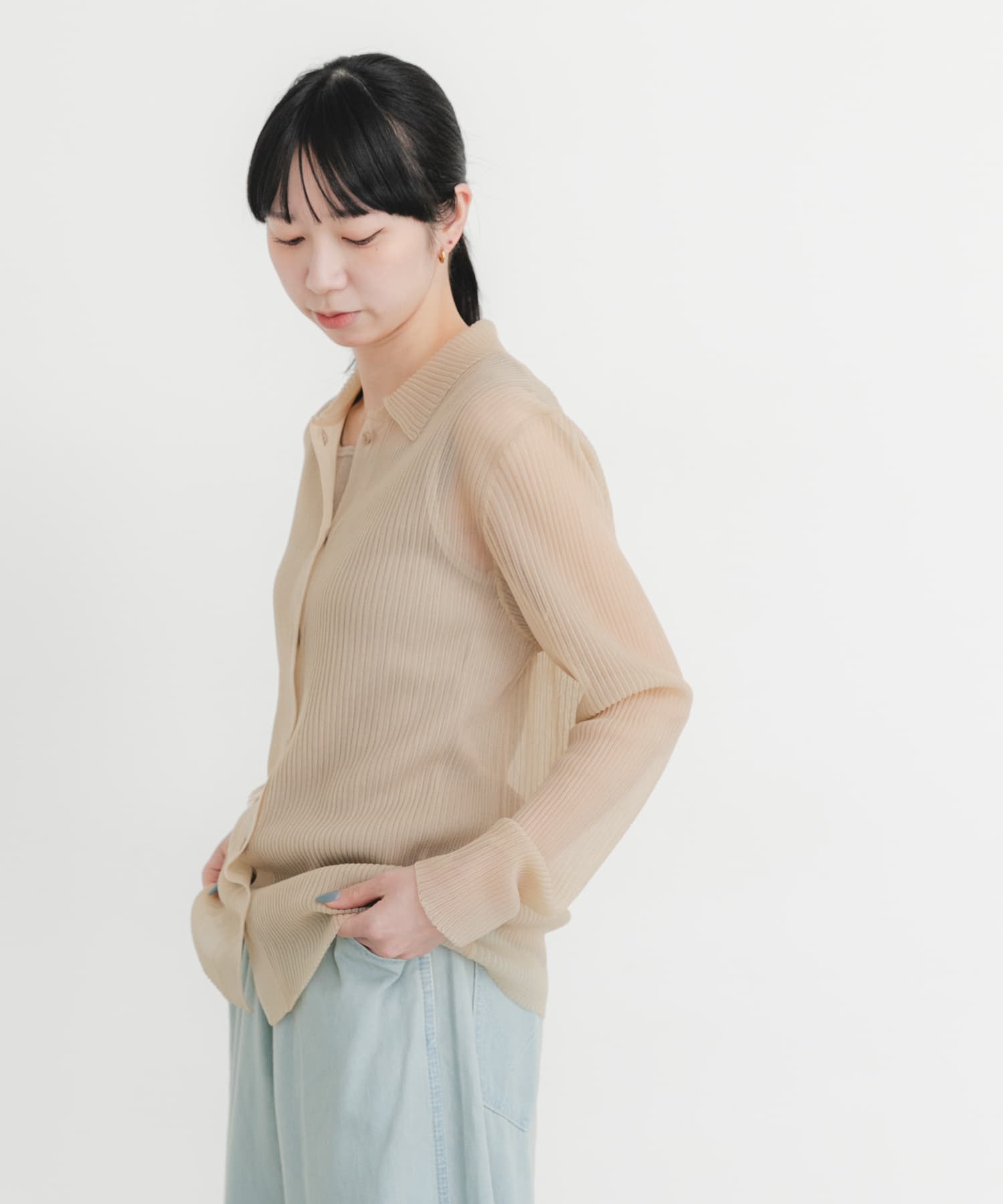 ベージュ
