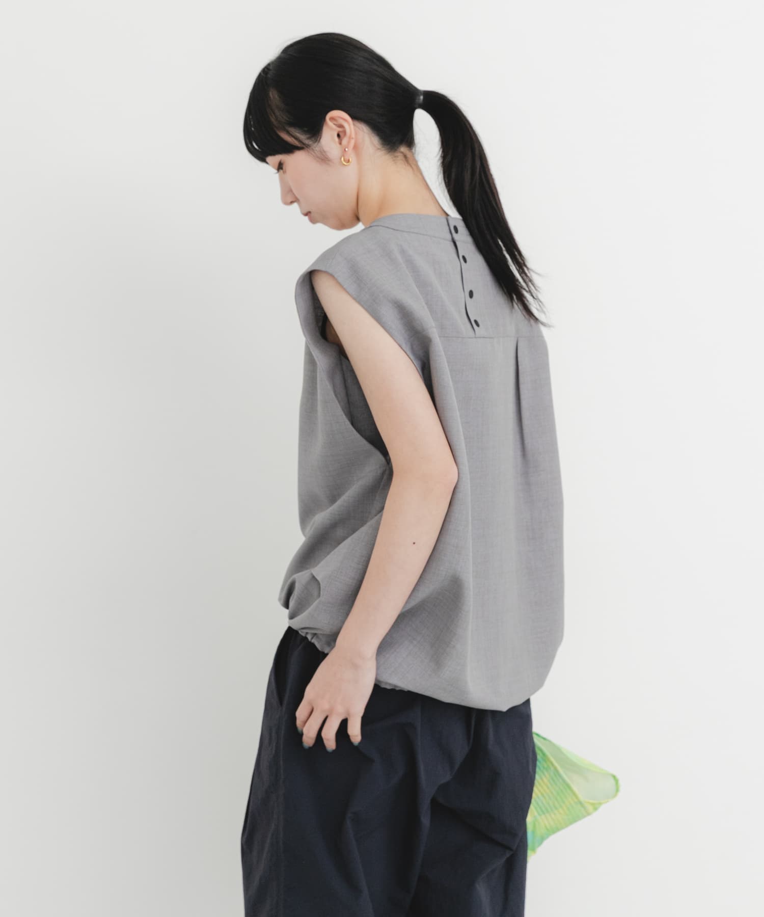 グレー