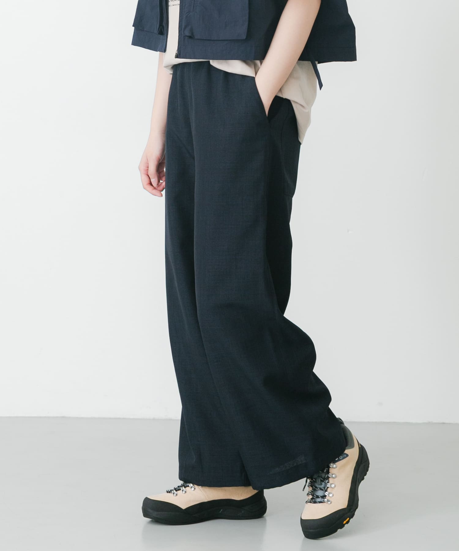 『UR TECH DRYLUXE』ハイツイストイージートラウザー