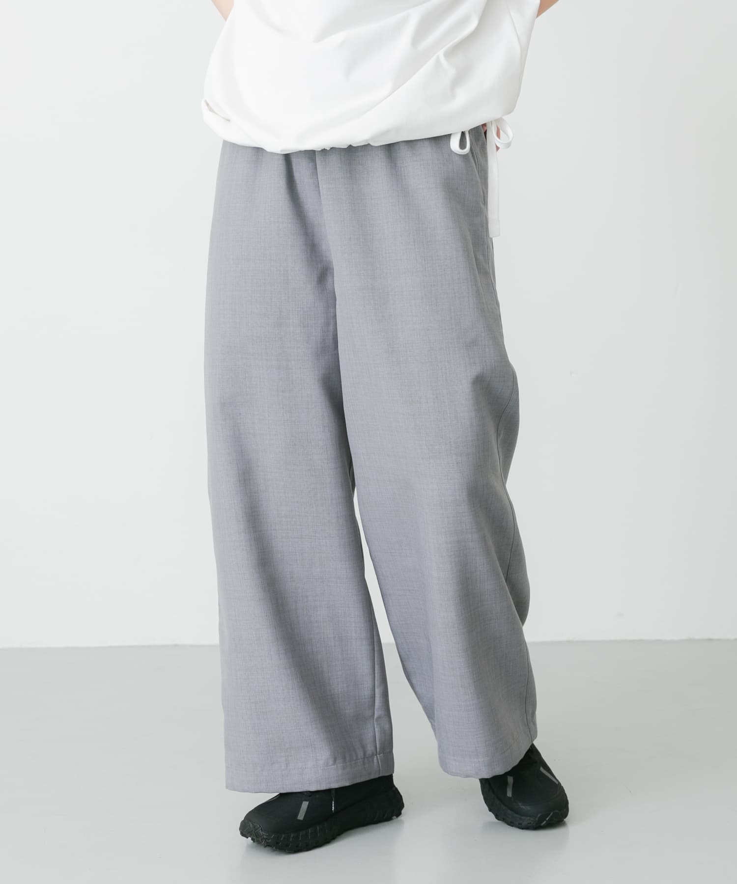 グレー