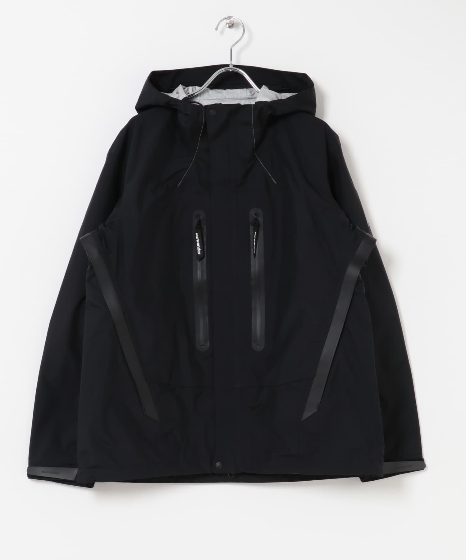 and wander　2.5L hiker rain jacket