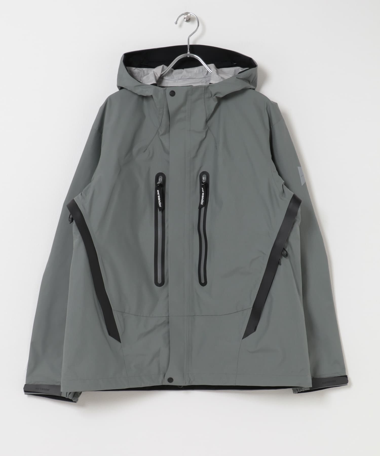 and wander　2.5L hiker rain jacket