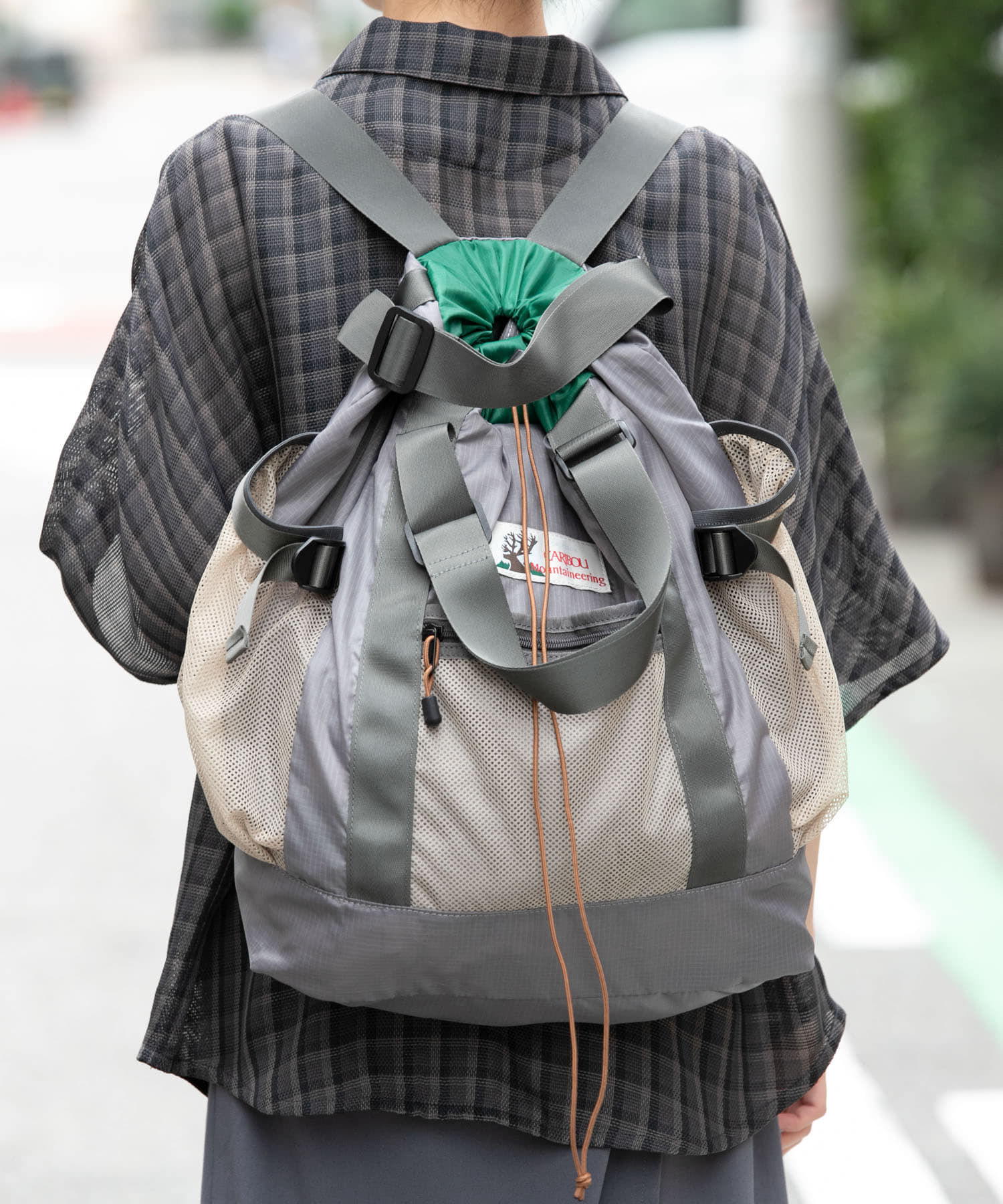グレー