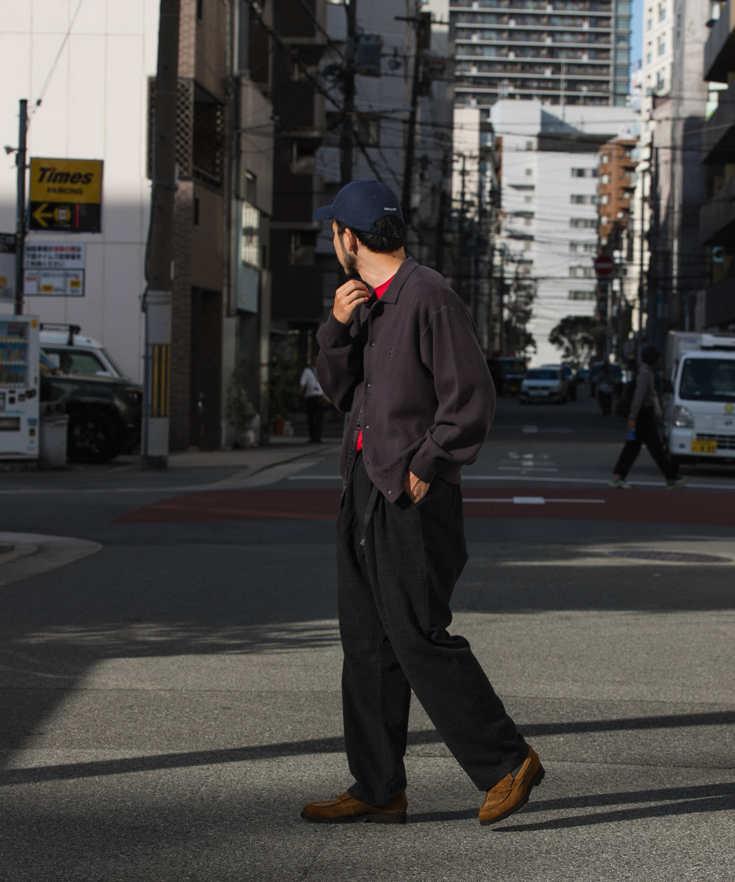 チャコールグレー