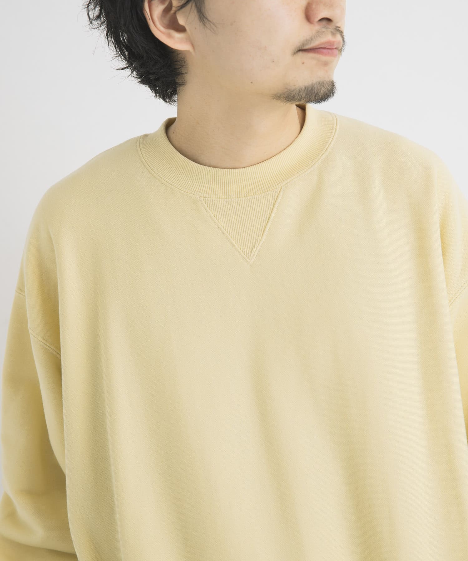ペールイエロー