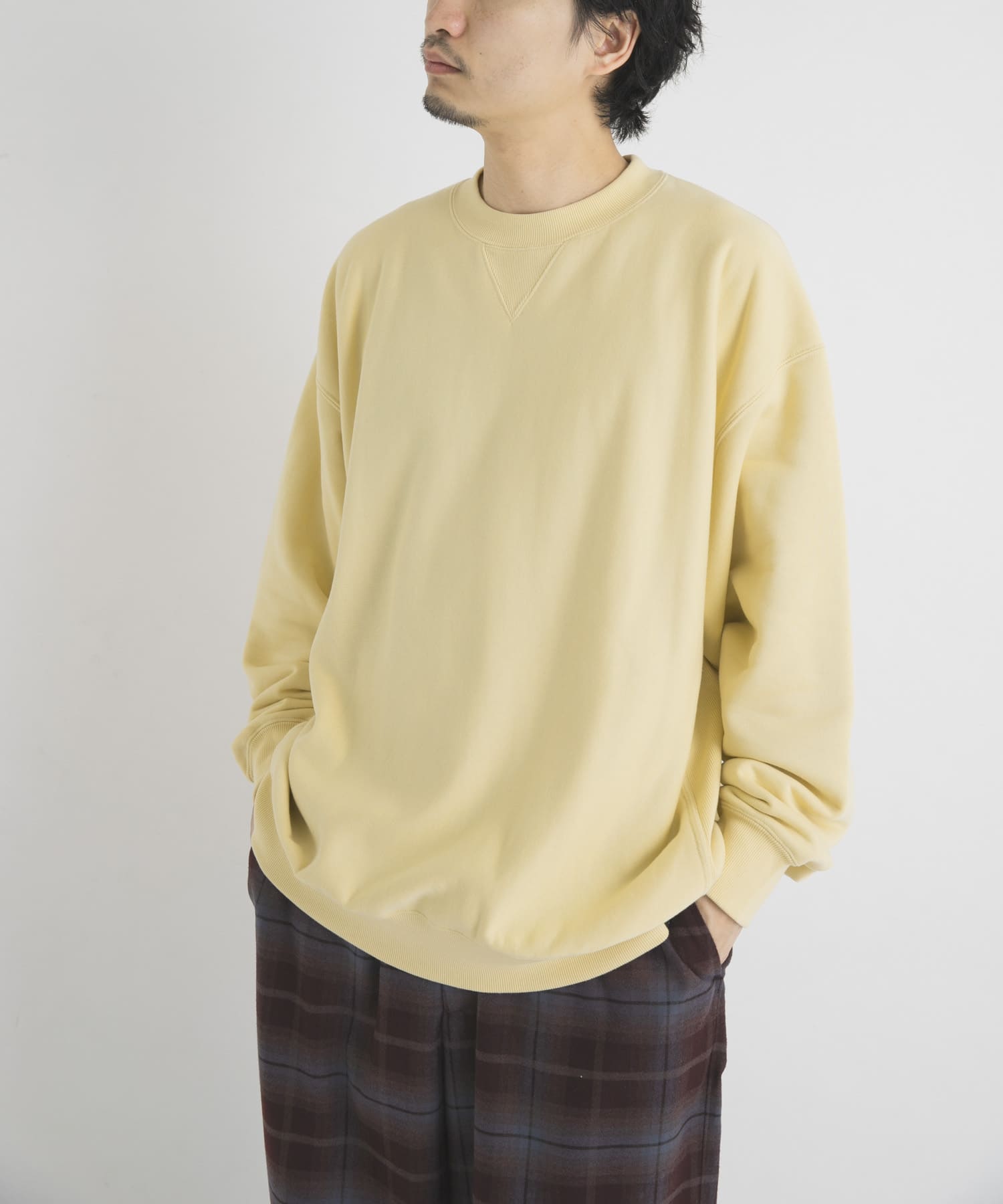 ペールイエロー