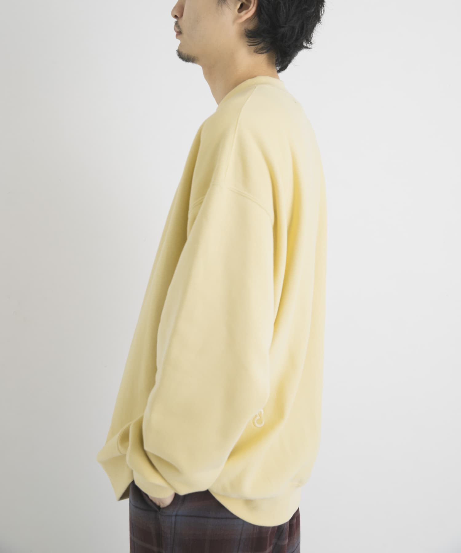 ペールイエロー