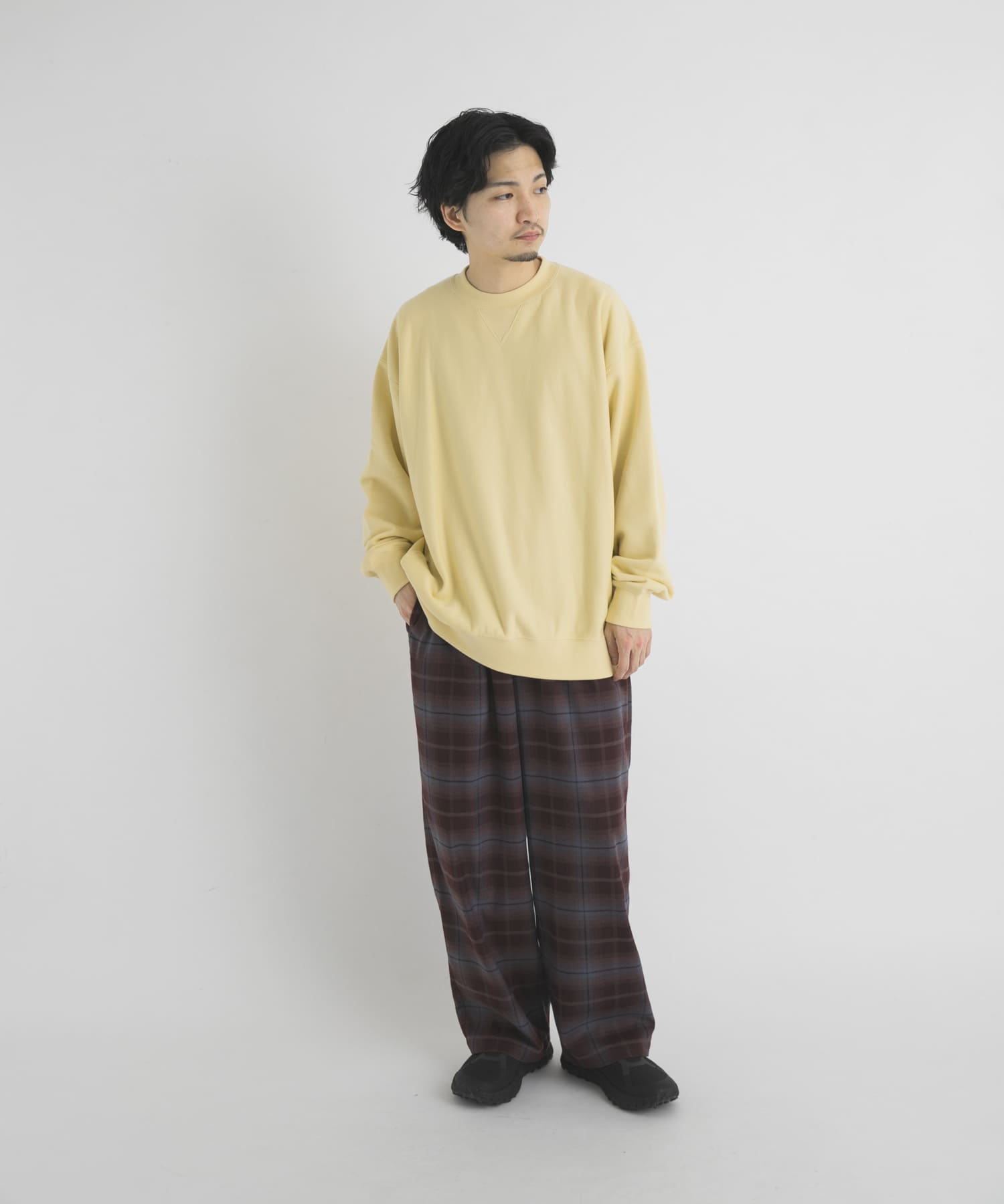 ペールイエロー