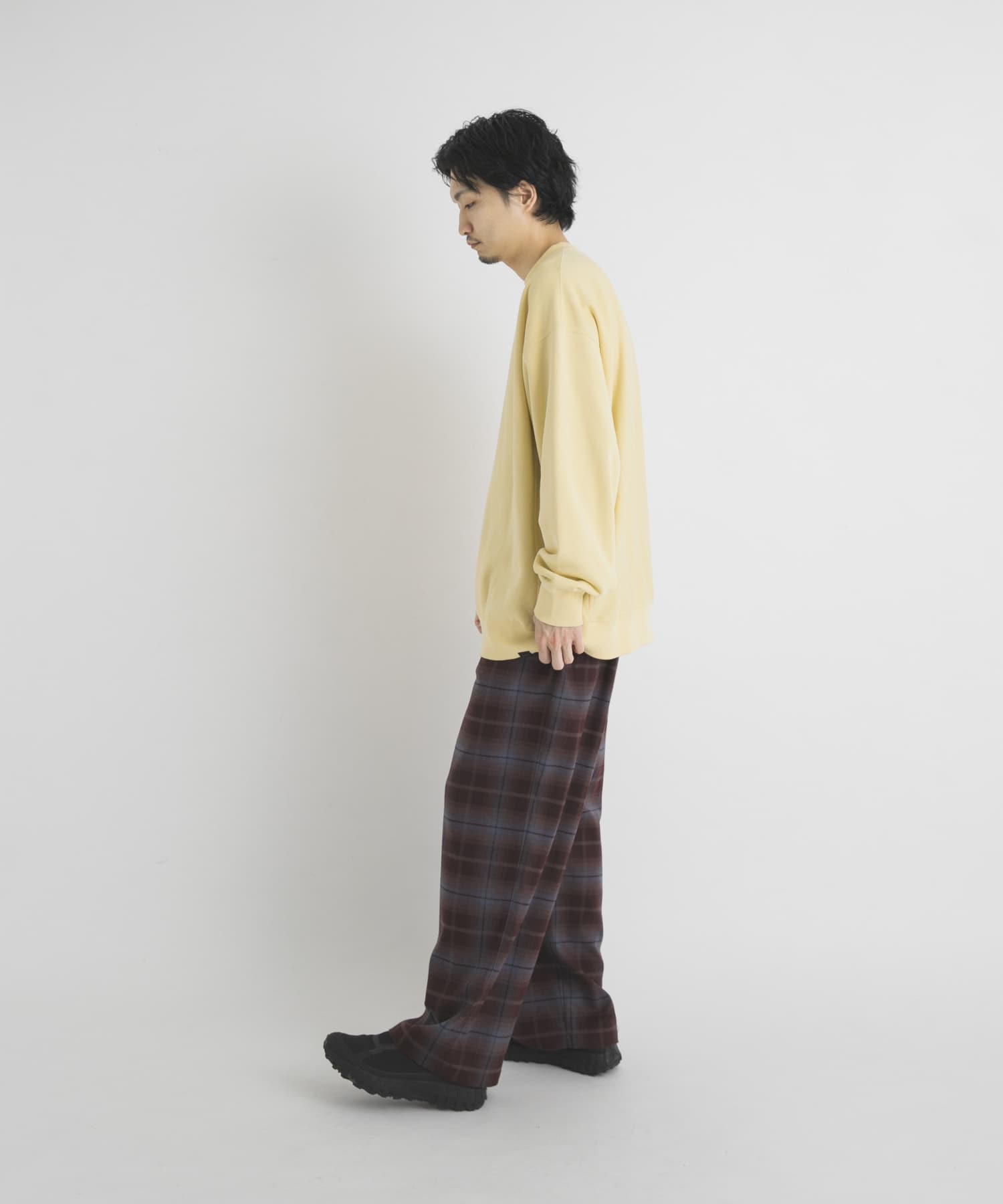 ペールイエロー