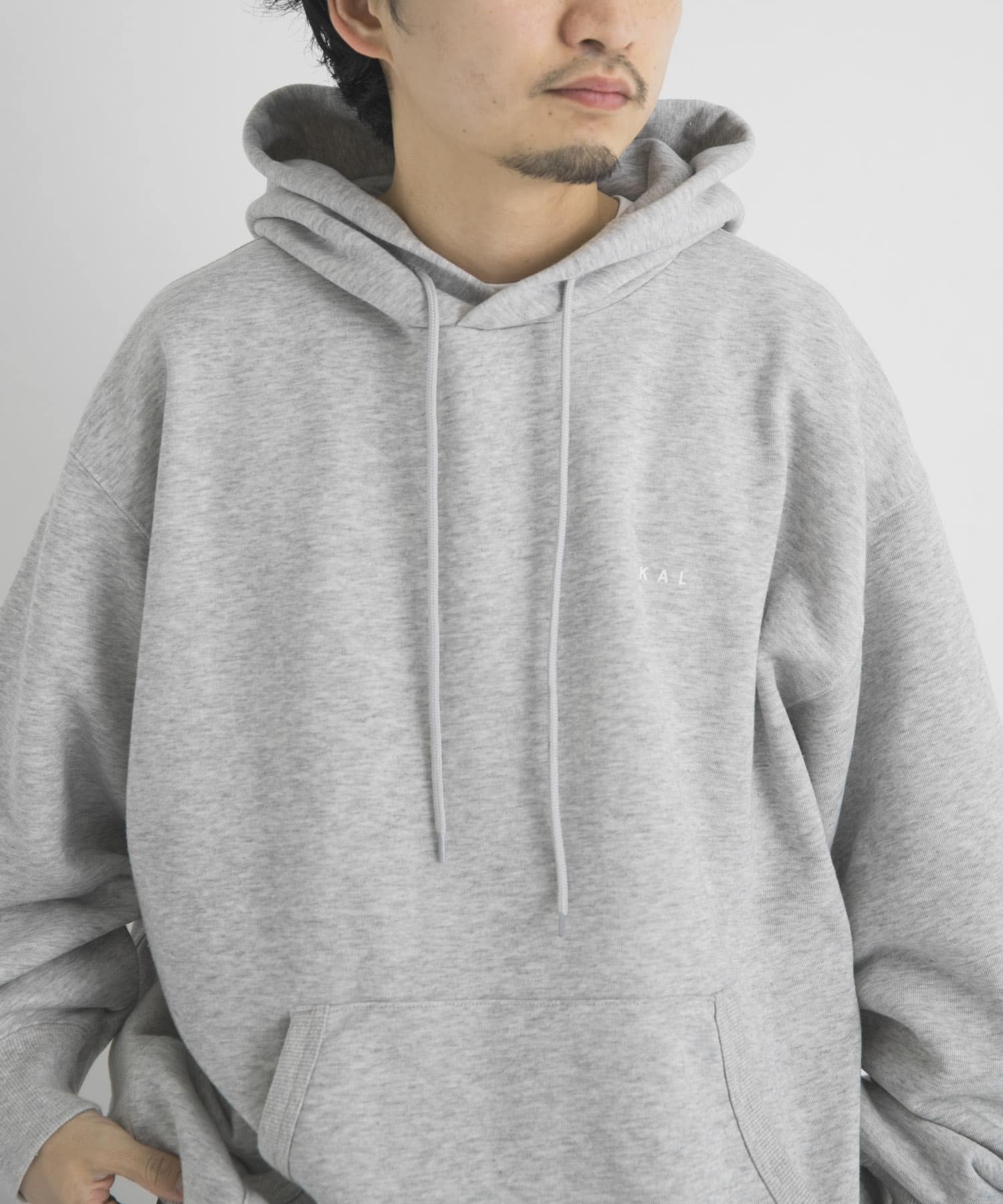 グレー